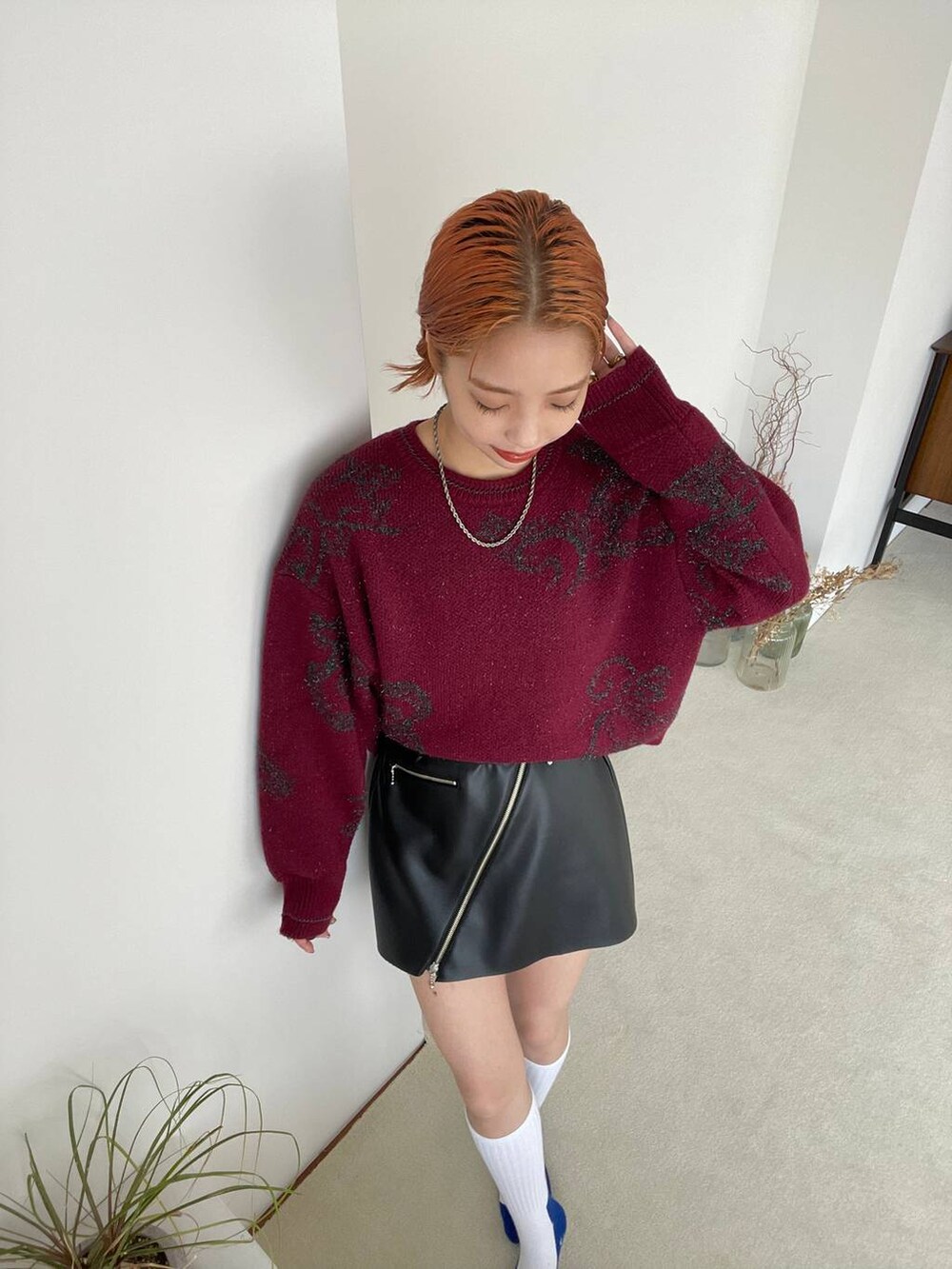 ブラック系のその他パンツ、レッド系のニット/セーターを着用したレディースの夏コーディネートの4枚目の写真