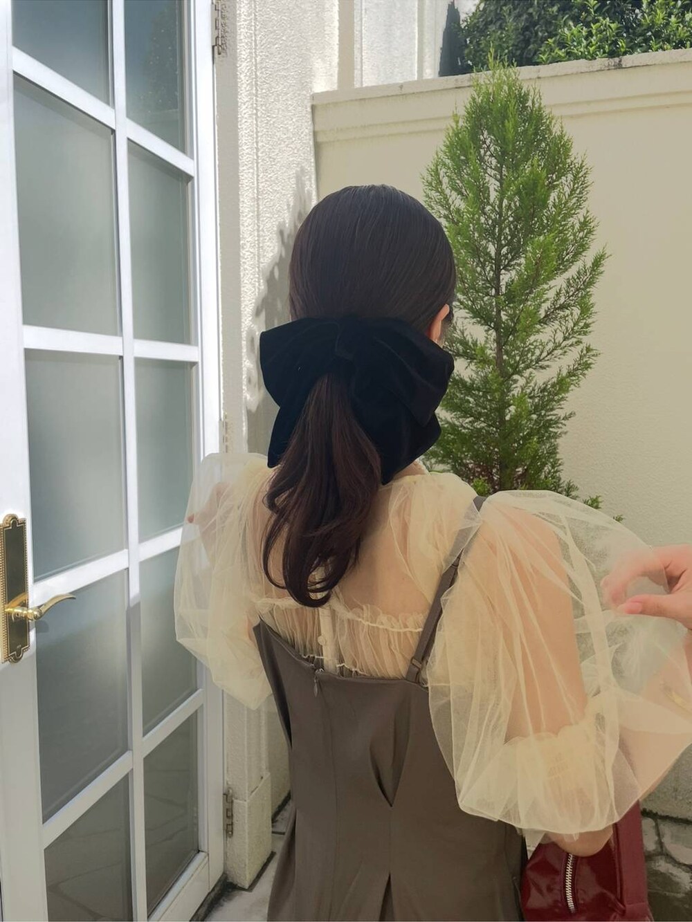 イエロー系のシャツ/ブラウスを着用したレディースの夏コーディネートの3枚目の写真