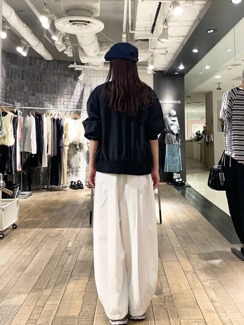 シルバー系のローファー、ブラック系のベスト、グレー系のTシャツ/カットソーを着用したレディースの春コーディネートの2枚目の写真