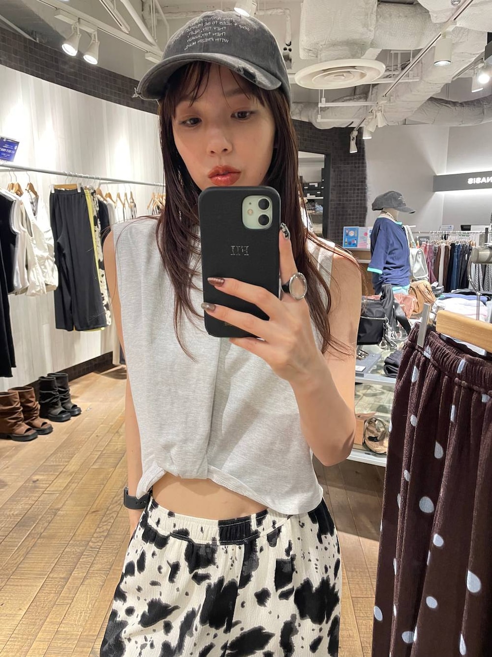 ブラック系のその他パンツ、グレー系のTシャツ/カットソー、ブラック系のショルダーバッグを着用したレディースの夏コーディネートの2枚目の写真