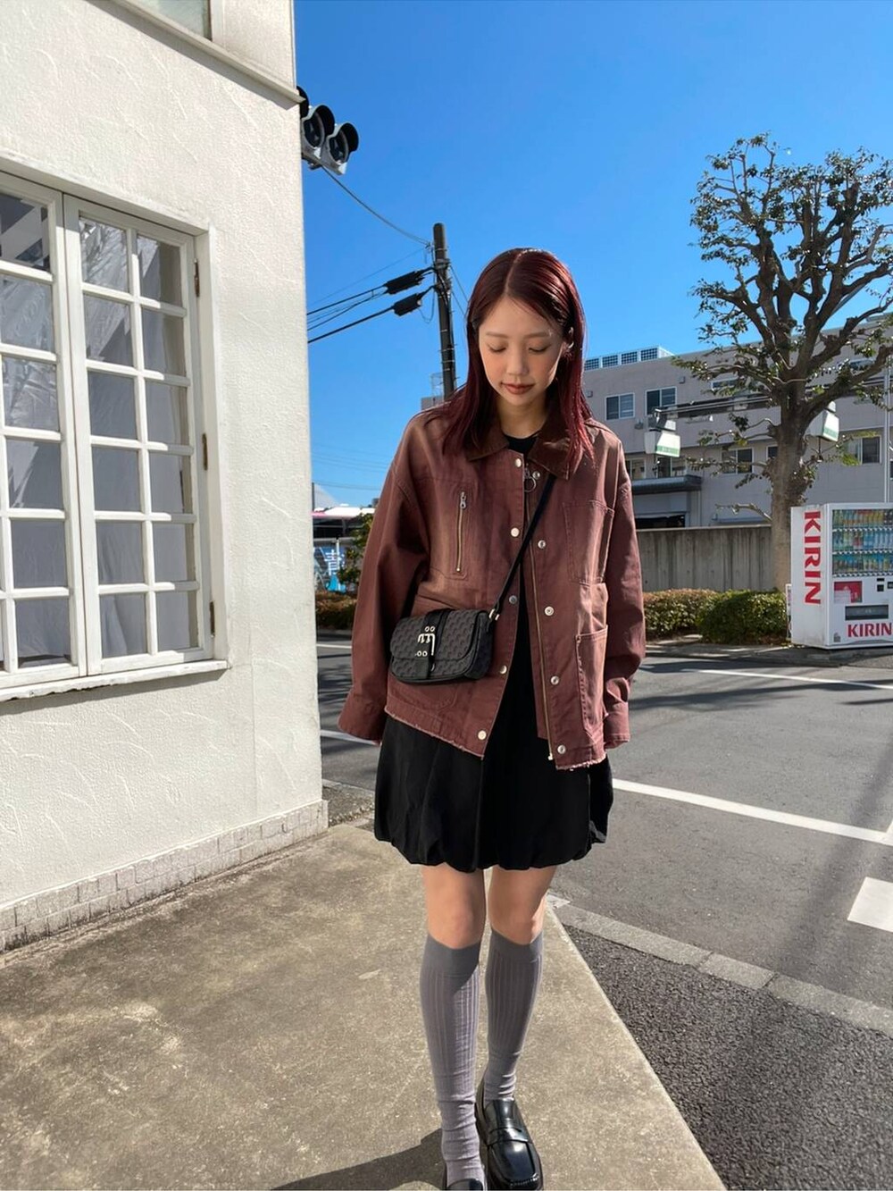 ブラック系のローファー、ブラック系のショルダーバッグ、ブラック系のワンピースを着用したレディースの冬コーディネートの2枚目の写真