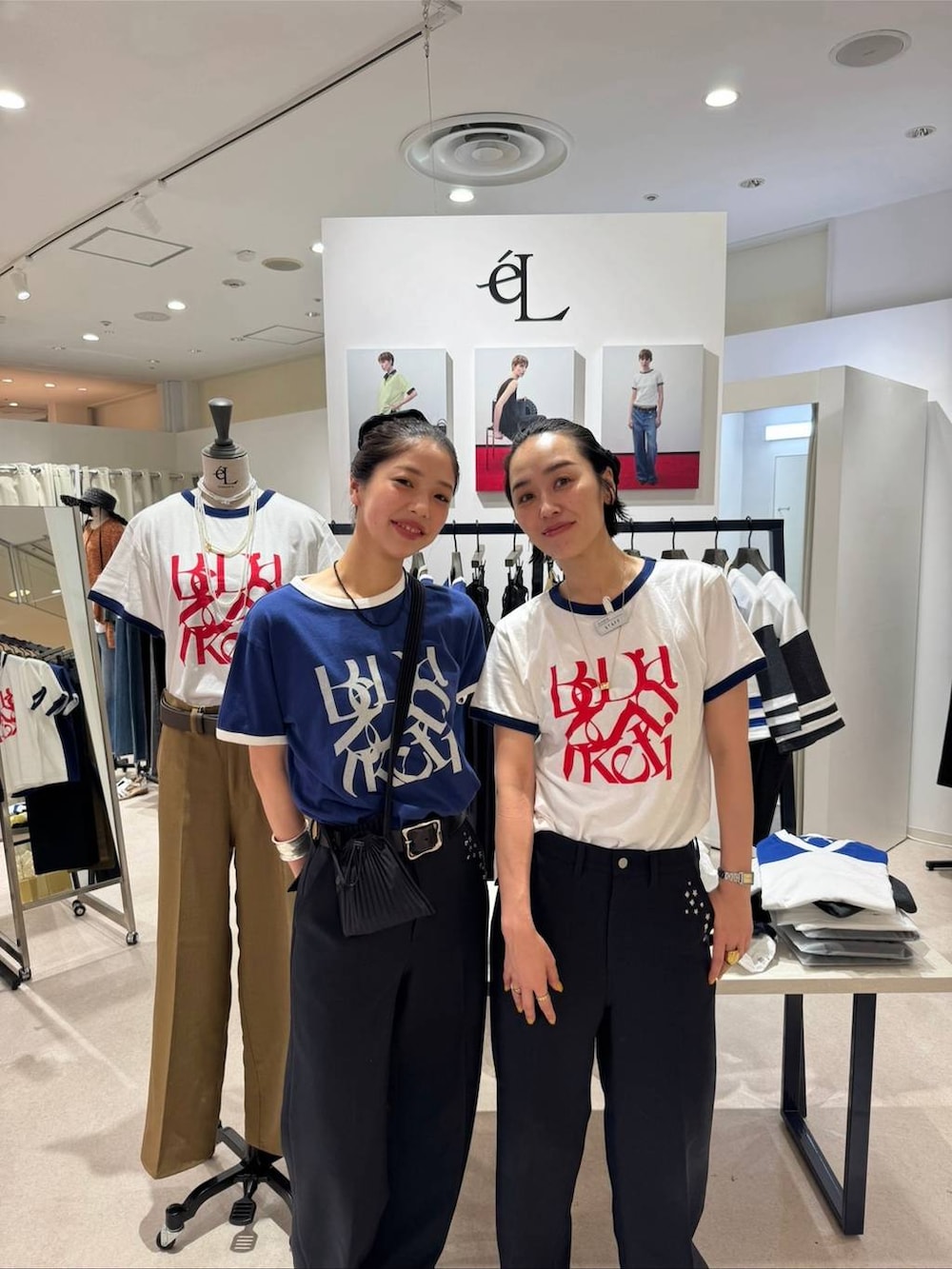 ブラック系のサンダルを着用したレディースの夏コーディネートの3枚目の写真