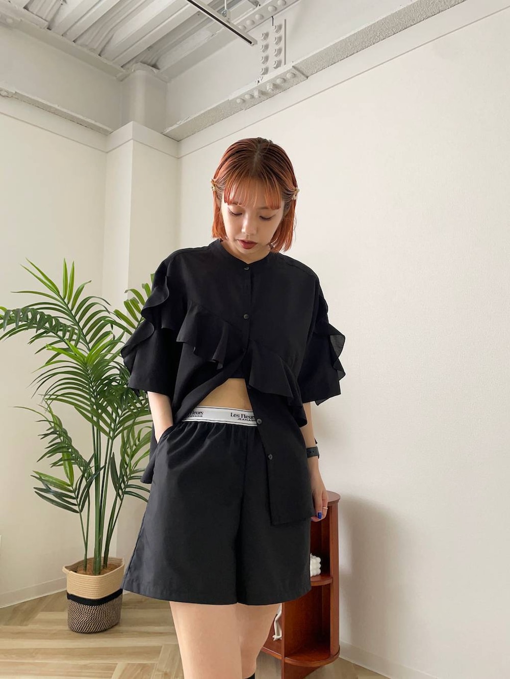 ブラック系のシャツ/ブラウス、ブラック系のその他パンツ、ブラック系のスニーカーを着用したレディースの夏コーディネートの2枚目の写真