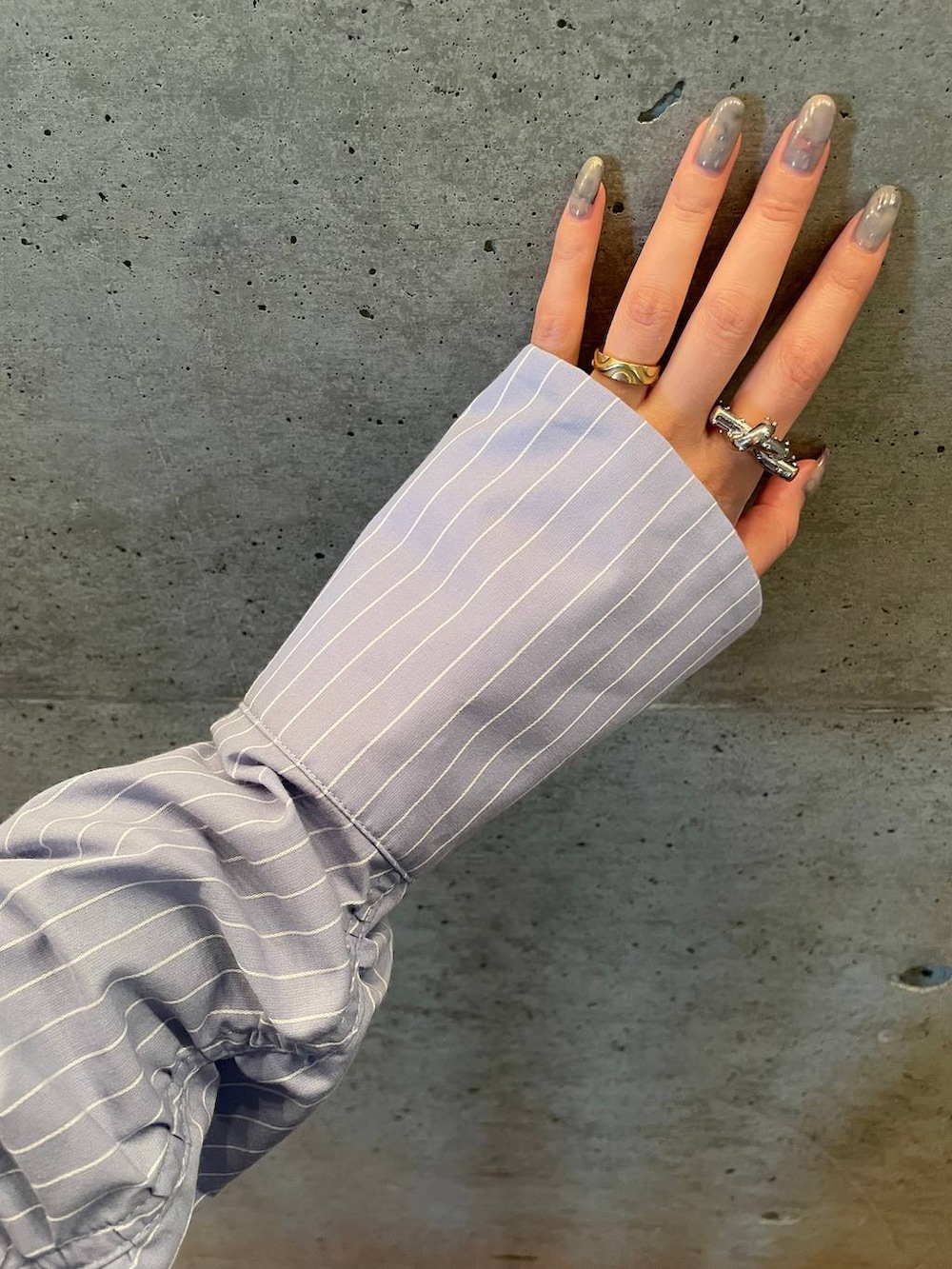 ブラック系のボストンバッグ、グレー系のTシャツ/カットソー、ブラック系のドレスシューズを着用したレディースの冬コーディネートの3枚目の写真