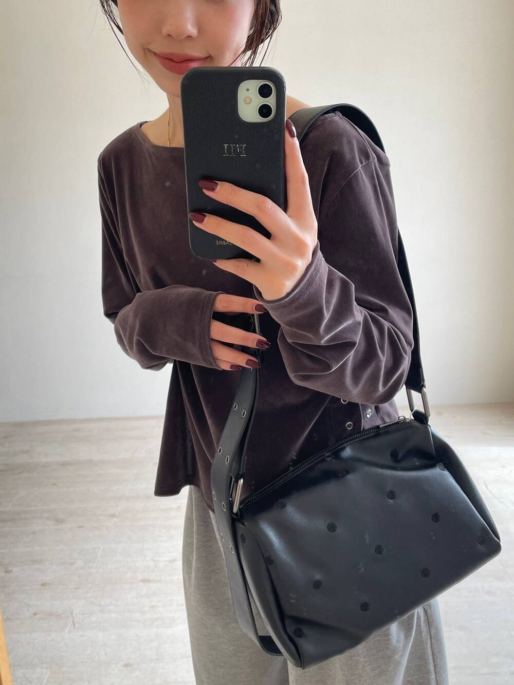 ブラック系のパンプスを着用したレディースの夏コーディネートの9枚目の写真