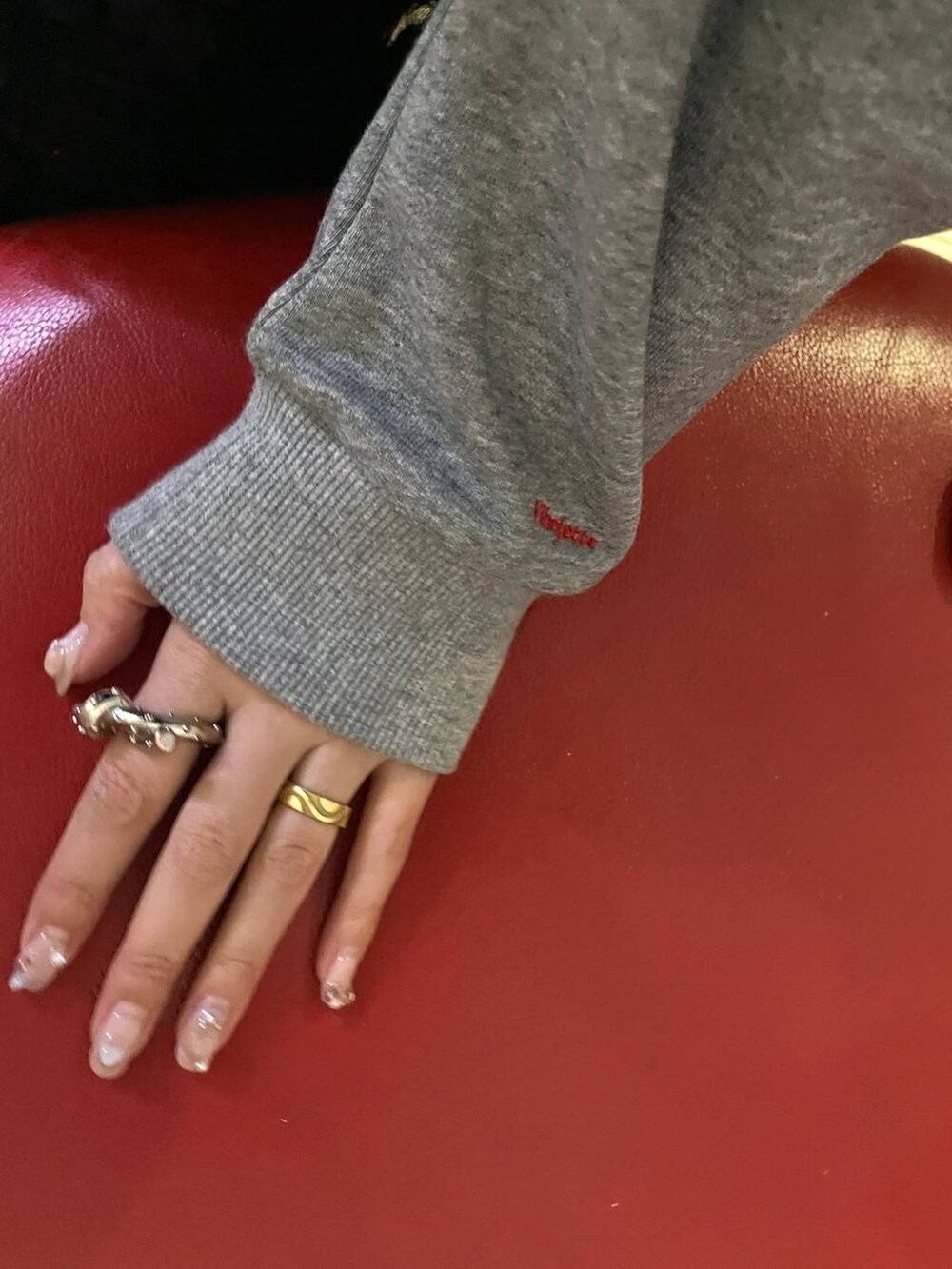 グレー系のスウェット、ブラウン系のハンチング/ベレー帽を着用したレディースの秋コーディネートの2枚目の写真