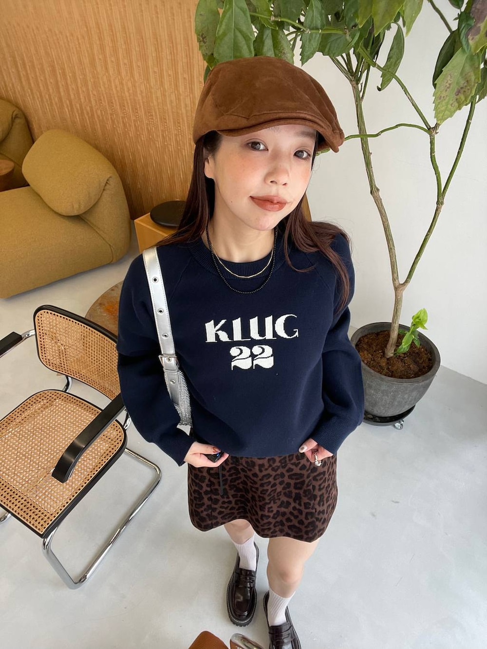 ブラック系のローファー、ブラウン系のハンチング/ベレー帽を着用したレディースの秋コーディネートの3枚目の写真