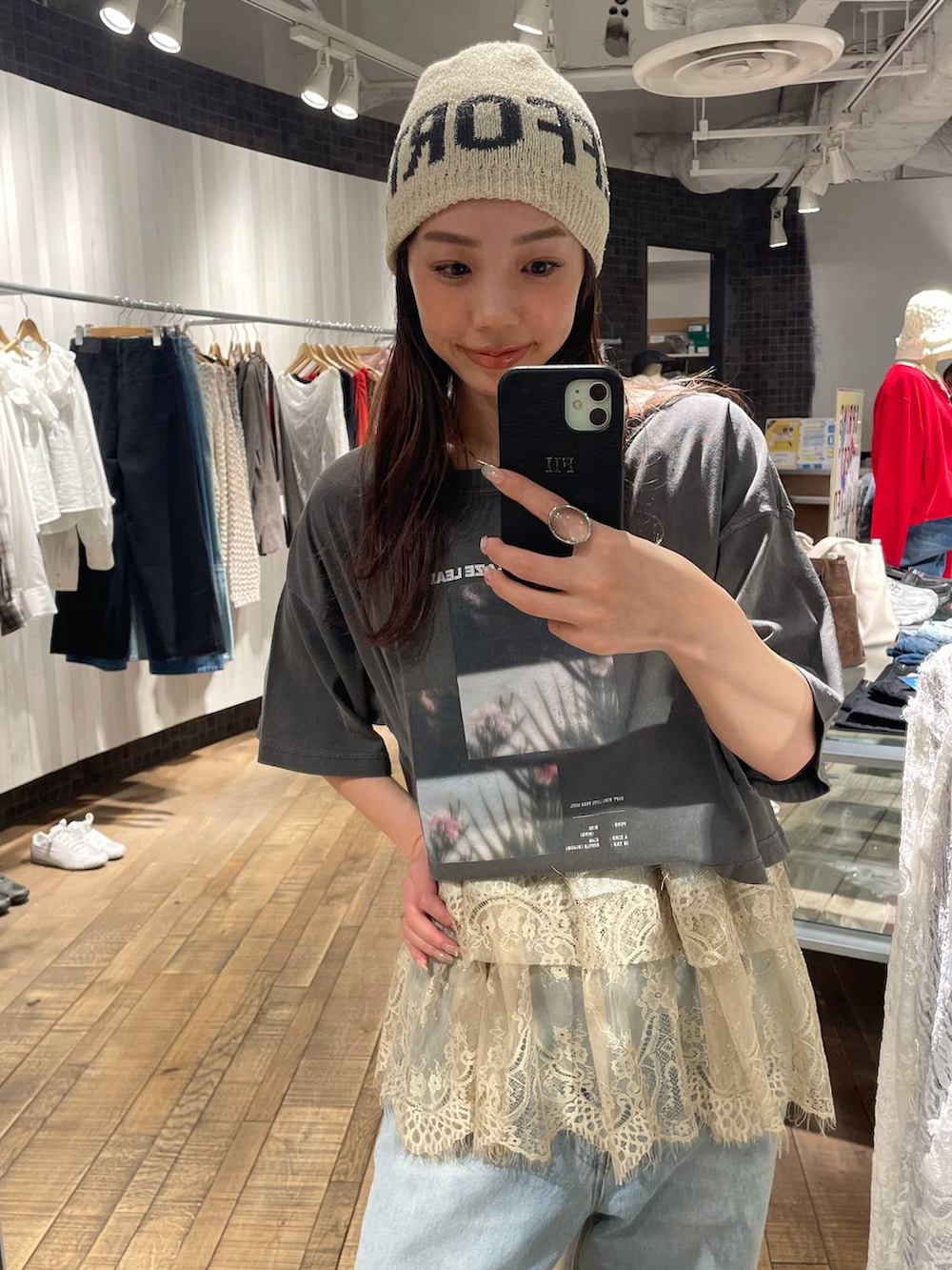 ブラウン系のショルダーバッグ、ブラウン系のローファー、ブルー系のデニムパンツを着用したレディースの春コーディネートの2枚目の写真