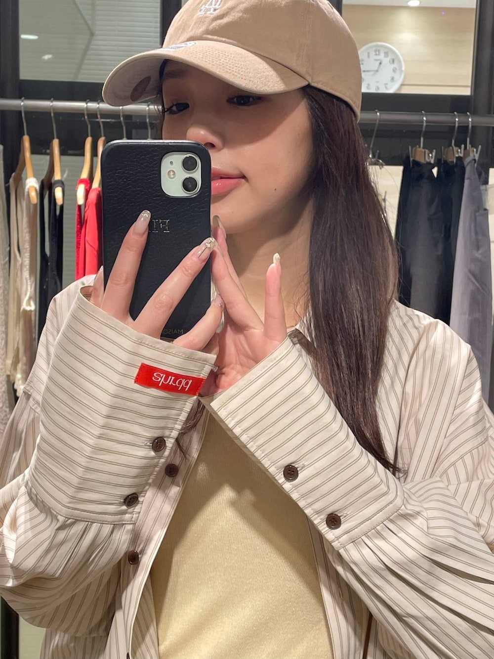 イエロー系のタンクトップ、ホワイト系のTシャツ/カットソー、ホワイト系のトートバッグを着用したレディースの春コーディネートの8枚目の写真