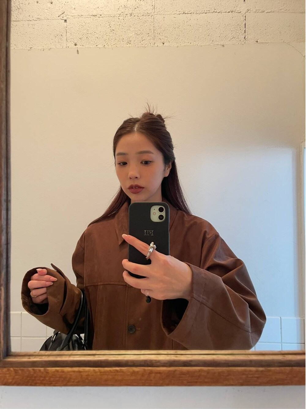 ブラック系のその他パンツ、ブラック系のパンプス、ブラック系のボストンバッグを着用したレディースの夏コーディネートの2枚目の写真