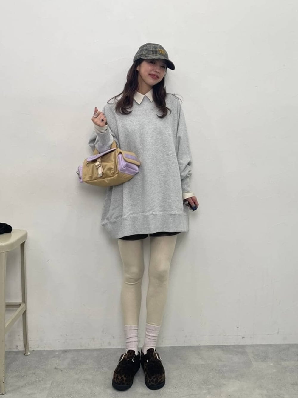 グレー系のスウェット、ブラウン系のその他シューズ、ベージュ系のボストンバッグを着用したレディースの冬コーディネートの2枚目の写真