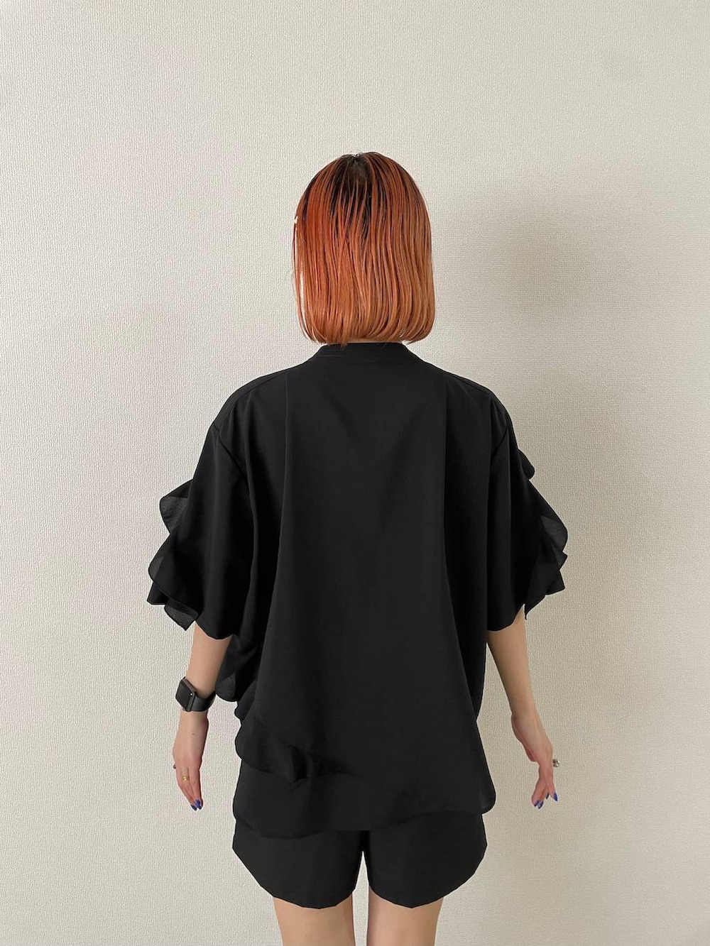 ブラック系のシャツ/ブラウス、ブラック系のその他パンツ、ブラック系のスニーカーを着用したレディースの夏コーディネートの6枚目の写真