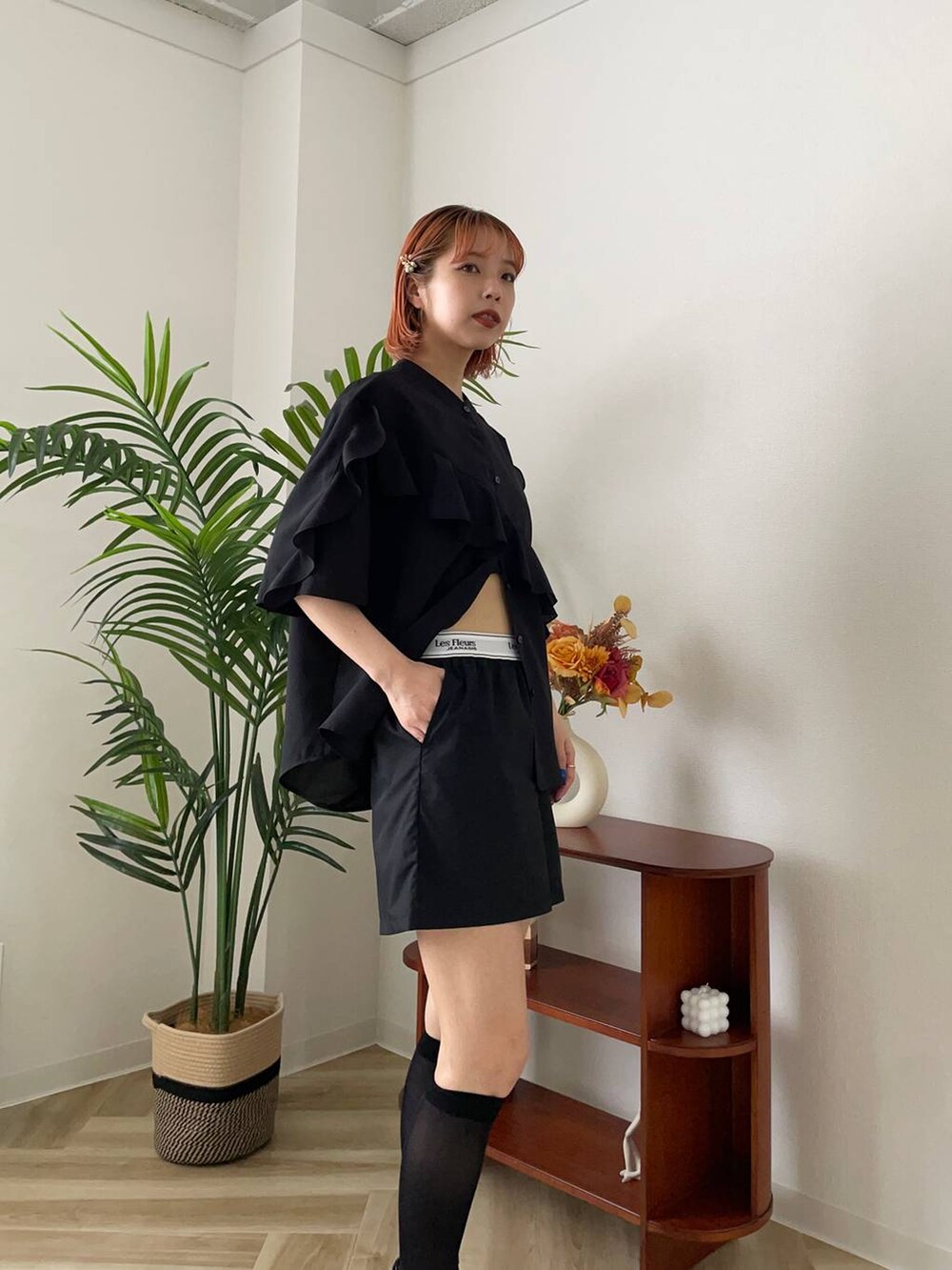 ブラック系のシャツ/ブラウス、ブラック系のその他パンツ、ブラック系のスニーカーを着用したレディースの夏コーディネートの3枚目の写真