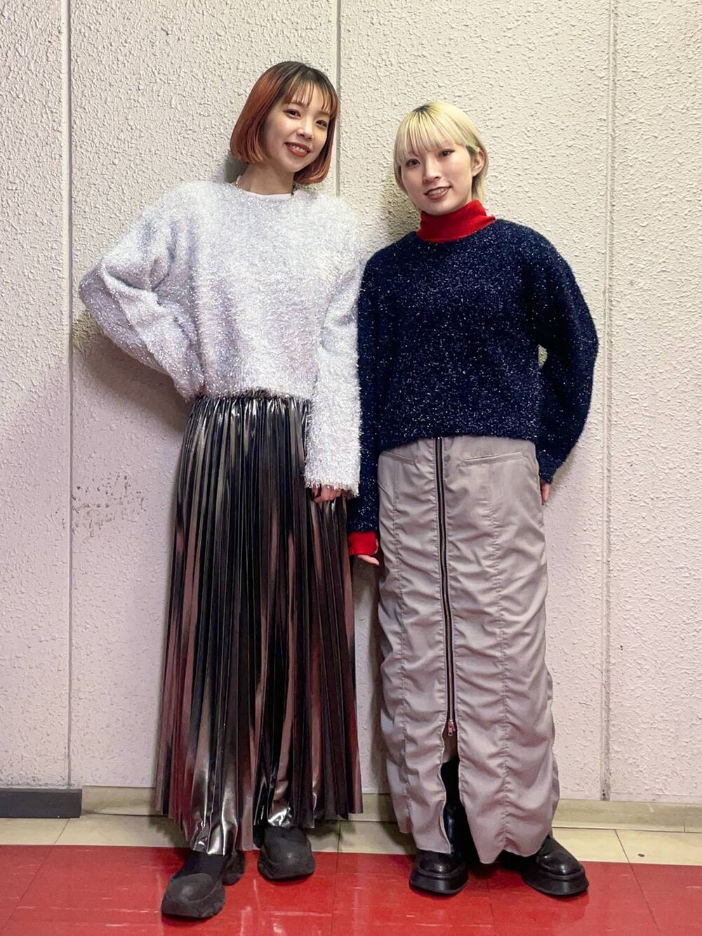 ブラック系のブーツ、ホワイト系のチェスターコート、ブラウン系のチェスターコートを着用したレディースの冬コーディネートの2枚目の写真