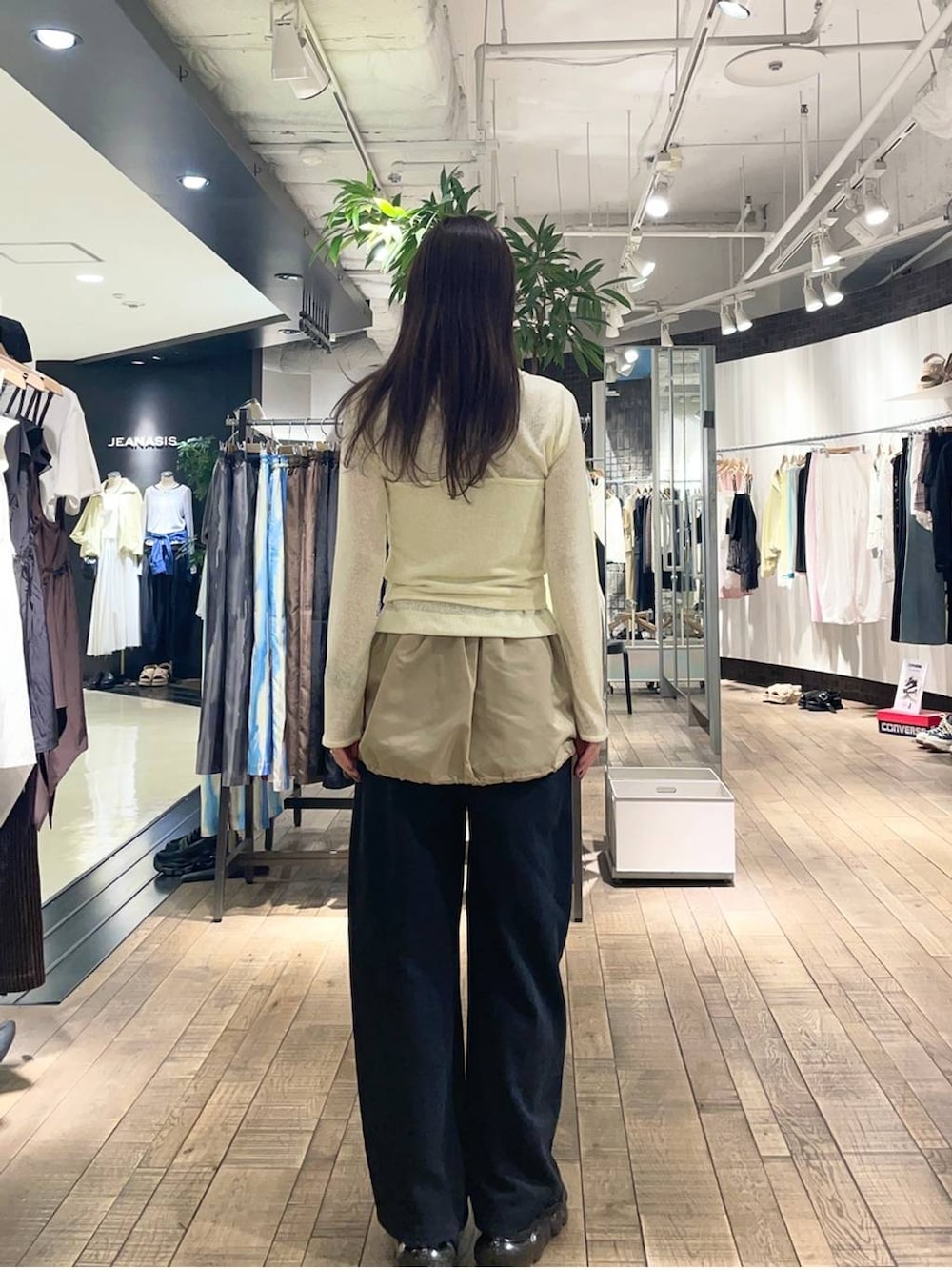 グレー系のショルダーバッグ、ブラック系のスウェットパンツ、イエロー系のカーディガン/ボレロを着用したレディースの春コーディネートの2枚目の写真