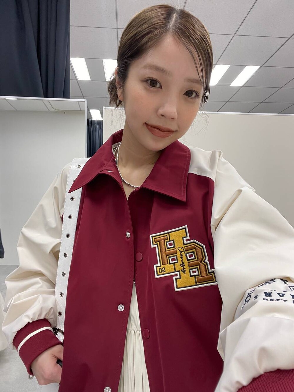 ホワイト系のショルダーバッグ、ブラウン系のローファー、ホワイト系のワンピースを着用したレディースの冬コーディネートの5枚目の写真