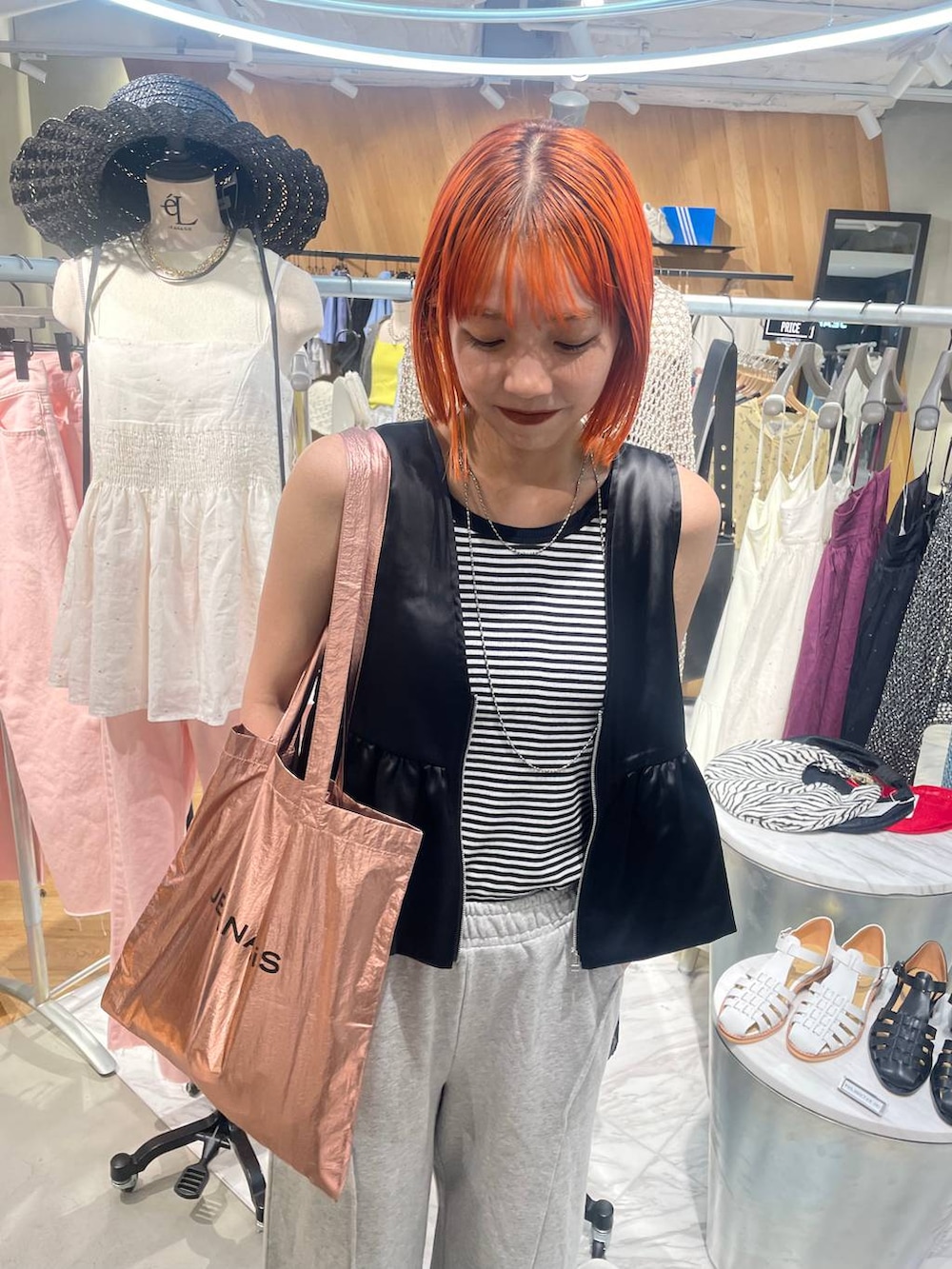 ブラック系のベスト、ブラック系のサンダル、ホワイト系のサンダルを着用したレディースの夏コーディネートの2枚目の写真