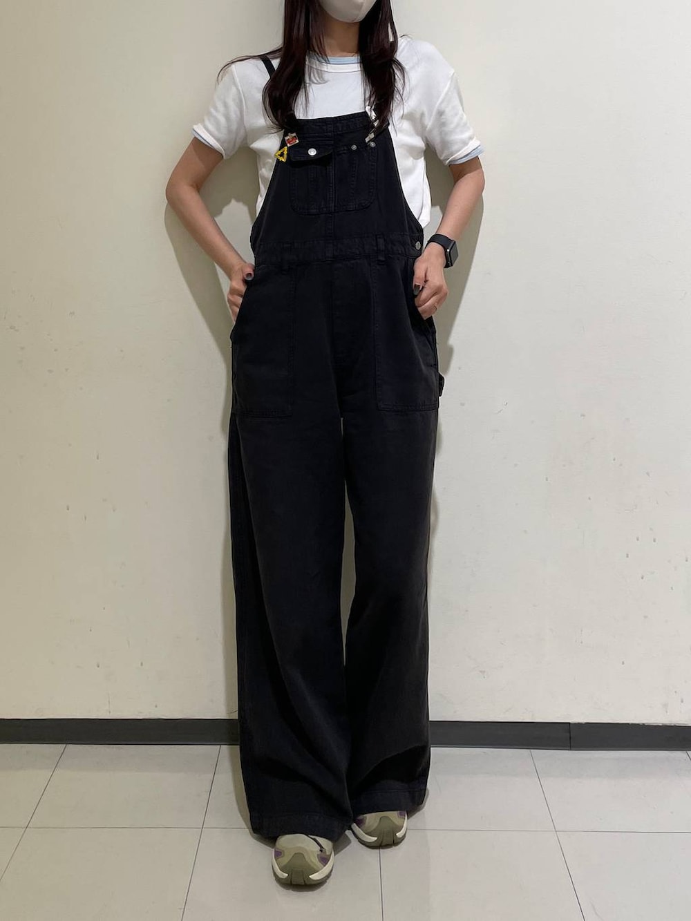 パープル系のスニーカー、ホワイト系のTシャツ/カットソー、ブルー系のTシャツ/カットソーを着用したレディースの夏コーディネートの2枚目の写真