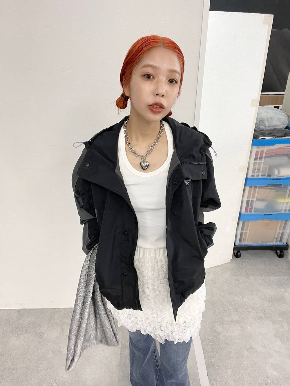 ホワイト系のTシャツ/カットソー、ブルー系のデニムパンツ、シルバー系のトートバッグを着用したレディースの冬コーディネートの2枚目の写真