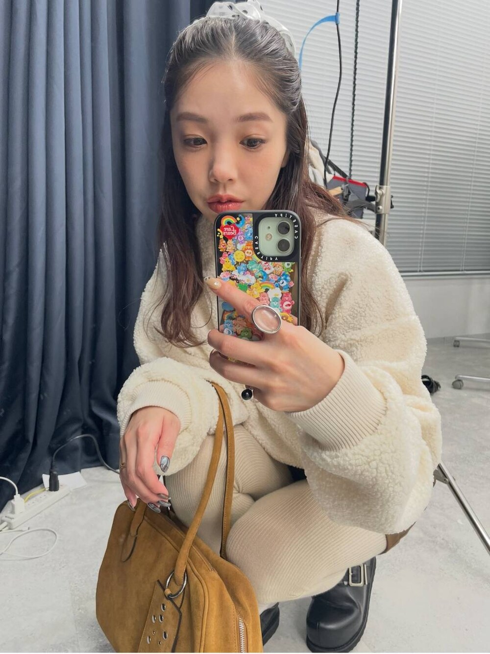 ブラック系のその他シューズ、ブラウン系のその他パンツ、ホワイト系のスウェットを着用したレディースの冬コーディネートの4枚目の写真