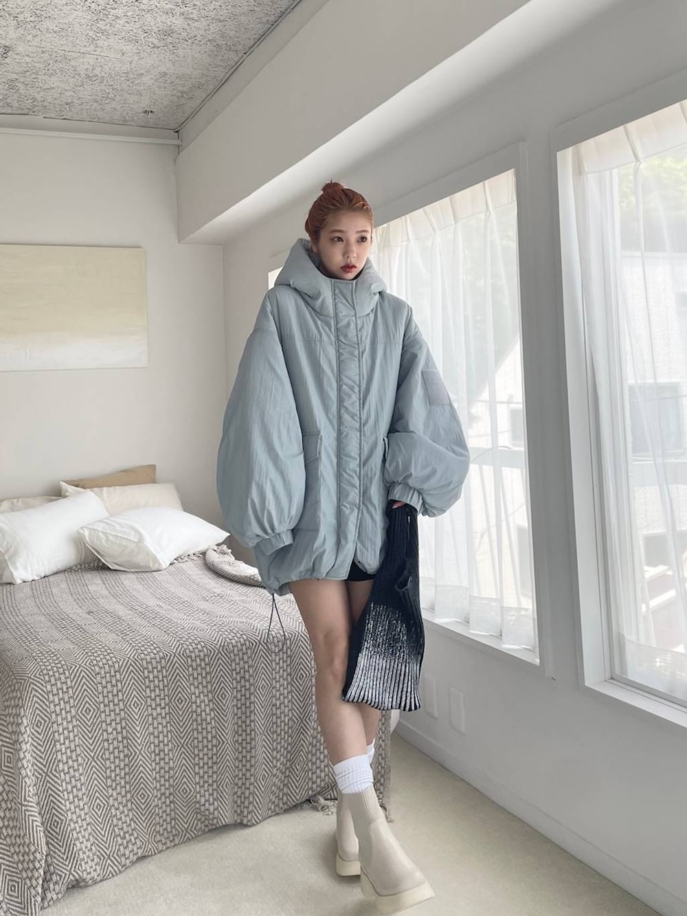 ホワイト系のパンプス、ブラック系のトートバッグ、ブラック系のその他パンツを着用したレディースの秋コーディネートの2枚目の写真