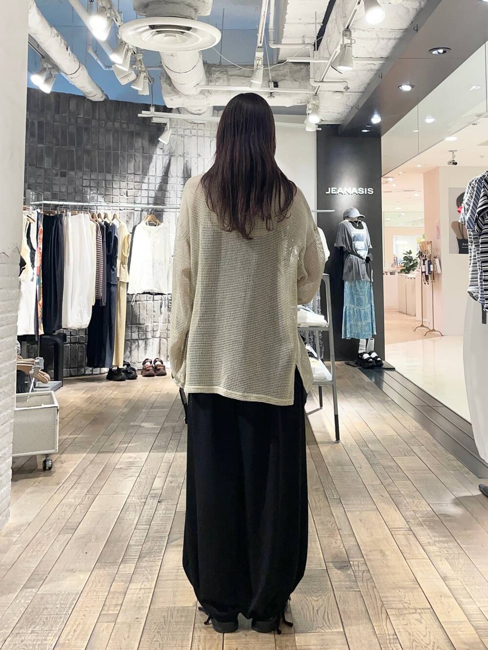ブラウン系のキャミソール、ブラック系のトートバッグ、ブラック系のその他パンツを着用したレディースの春コーディネートの2枚目の写真