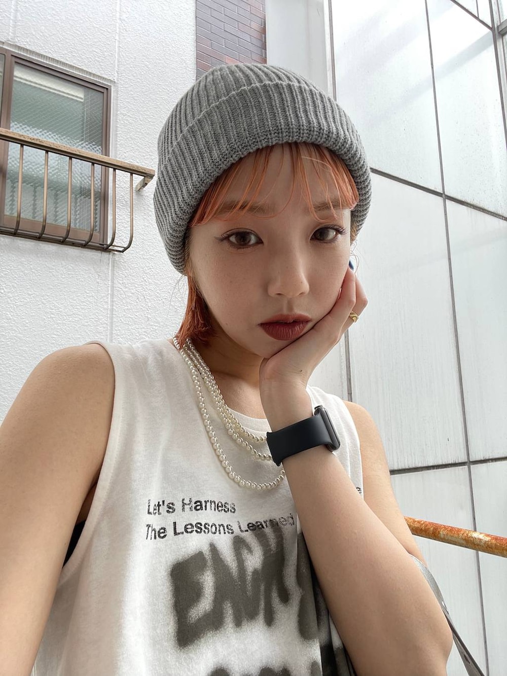 シルバー系のサンダル、ブルー系のスカート、シルバー系のショルダーバッグを着用したレディースの夏コーディネートの9枚目の写真