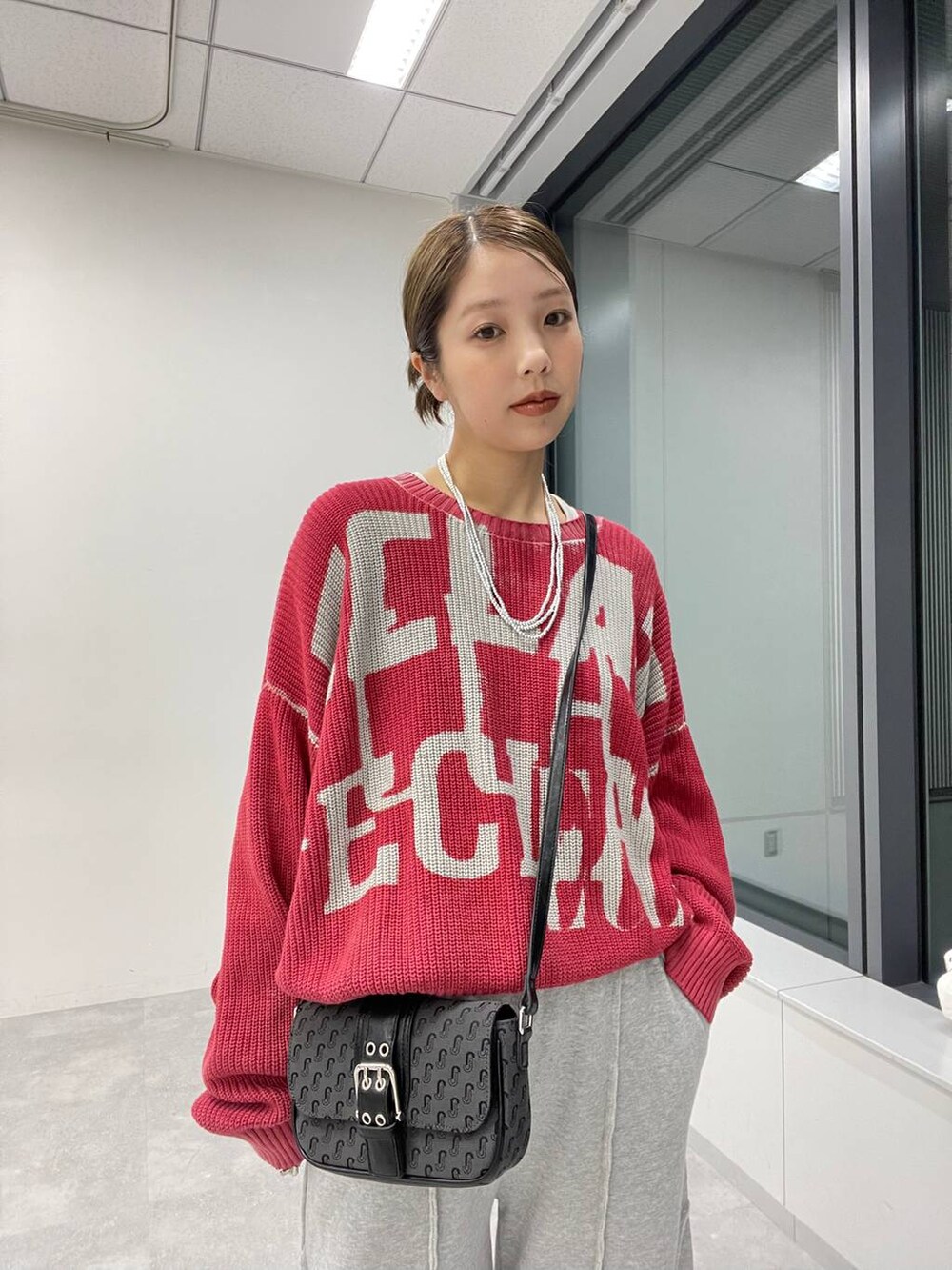 ホワイト系のTシャツ/カットソー、グレー系のスウェットパンツ、シルバー系のパンプスを着用したレディースの冬コーディネートの2枚目の写真