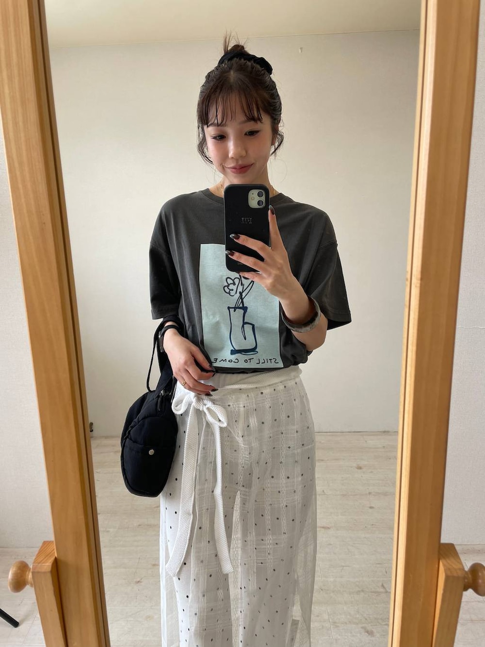 グレー系のTシャツ/カットソー、ホワイト系のスウェットパンツ、ブルー系のサンダルを着用したレディースの夏コーディネートの3枚目の写真