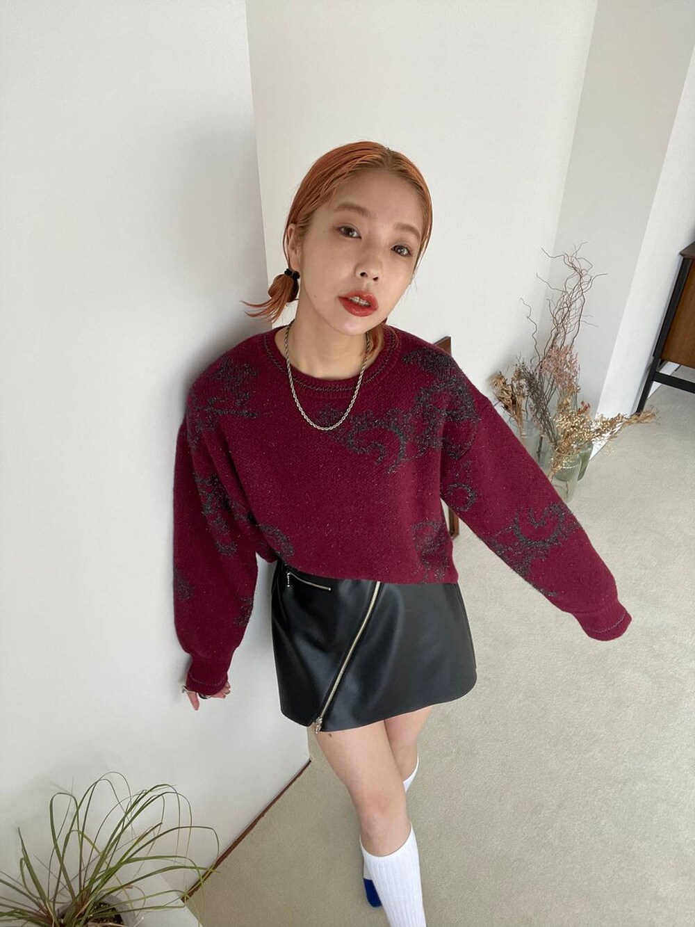 ブラック系のその他パンツ、レッド系のニット/セーターを着用したレディースの夏コーディネートの3枚目の写真