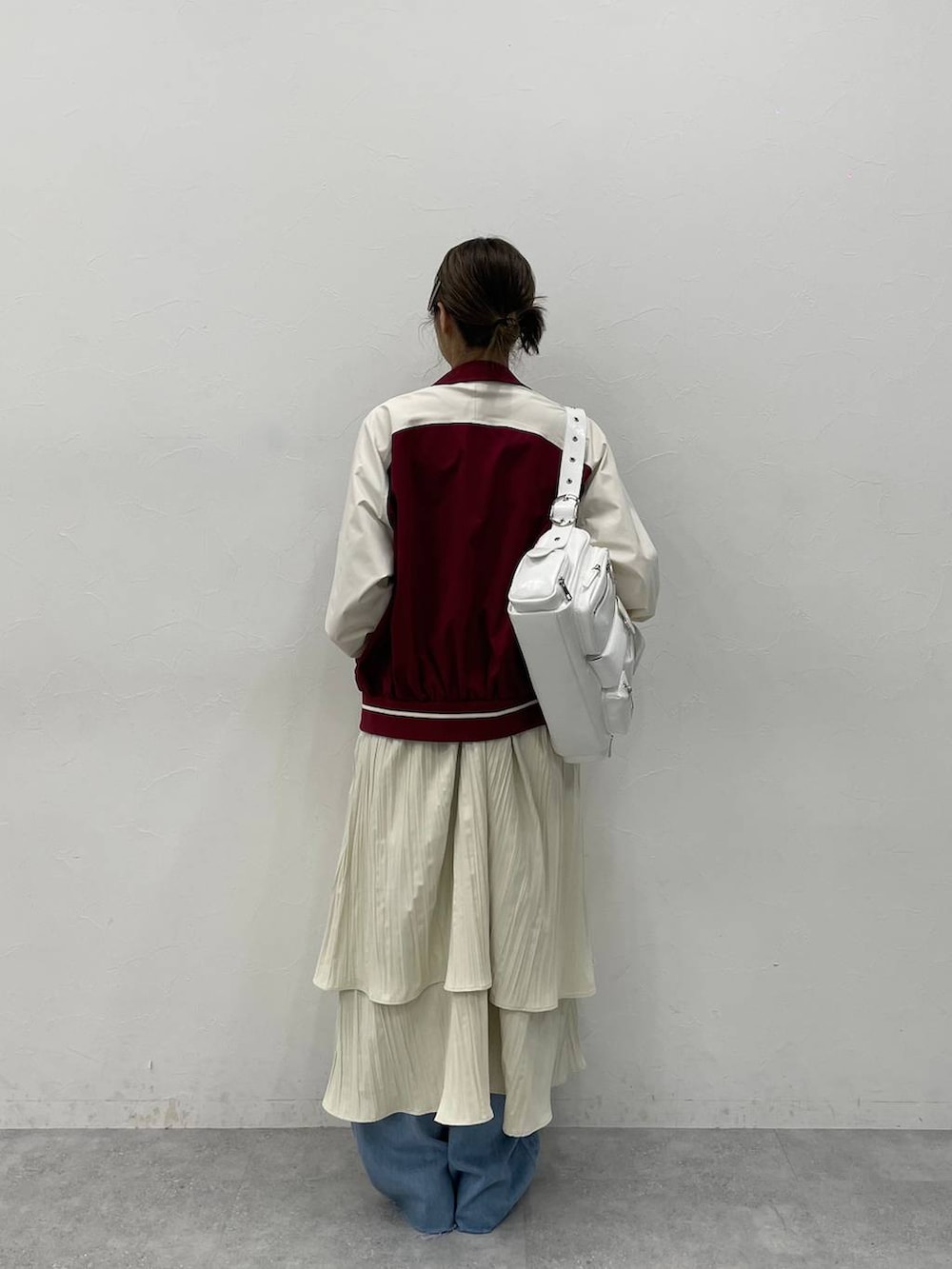 ホワイト系のショルダーバッグ、ブラウン系のローファー、ホワイト系のワンピースを着用したレディースの冬コーディネートの4枚目の写真