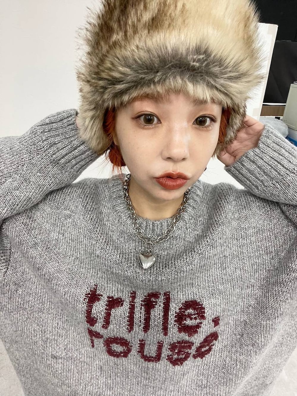 ブラック系のショルダーバッグ、ブルー系のデニムパンツ、ブラック系のパンプスを着用したレディースの秋コーディネートの2枚目の写真