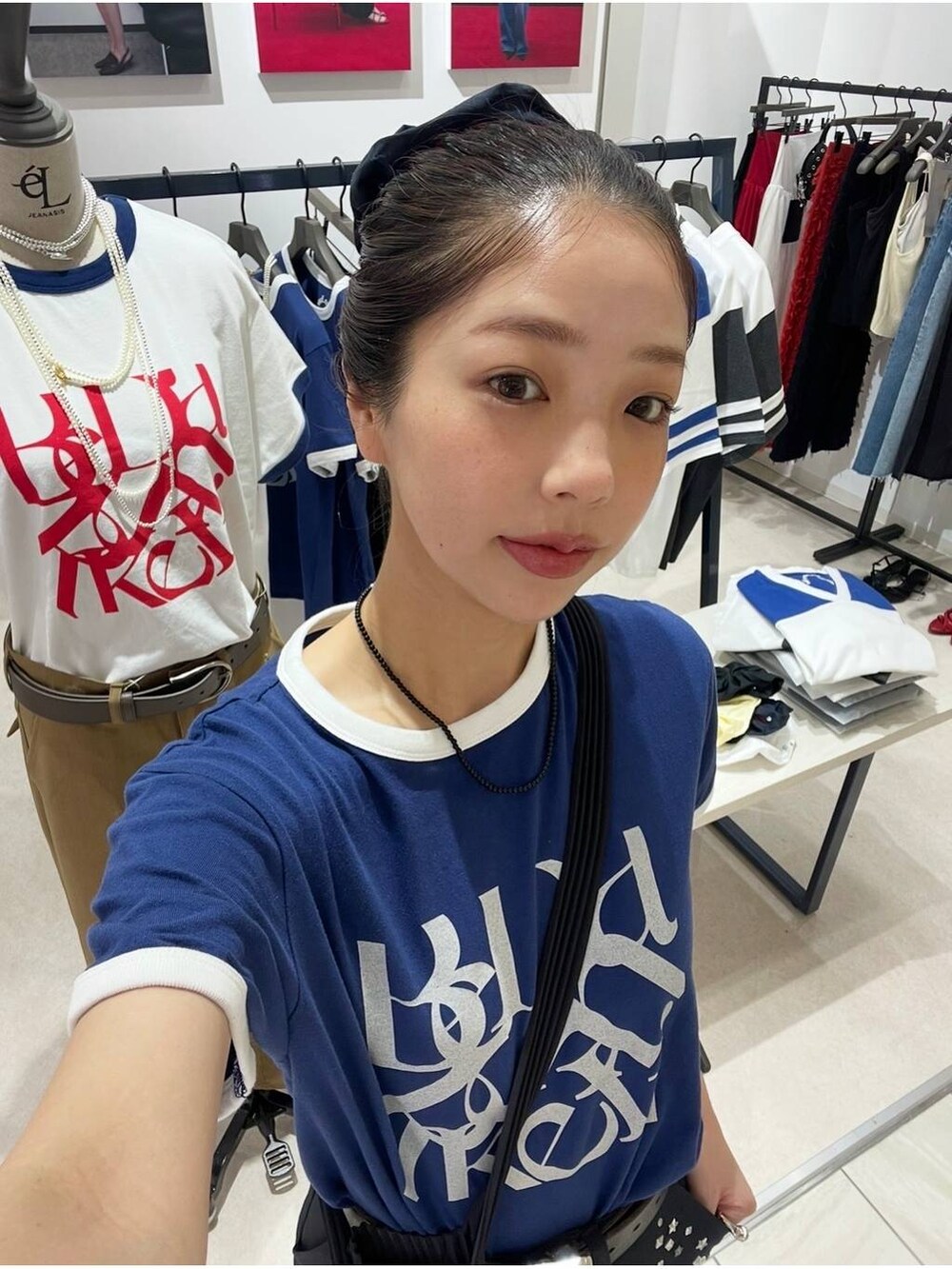 ブラック系のサンダルを着用したレディースの夏コーディネートの4枚目の写真