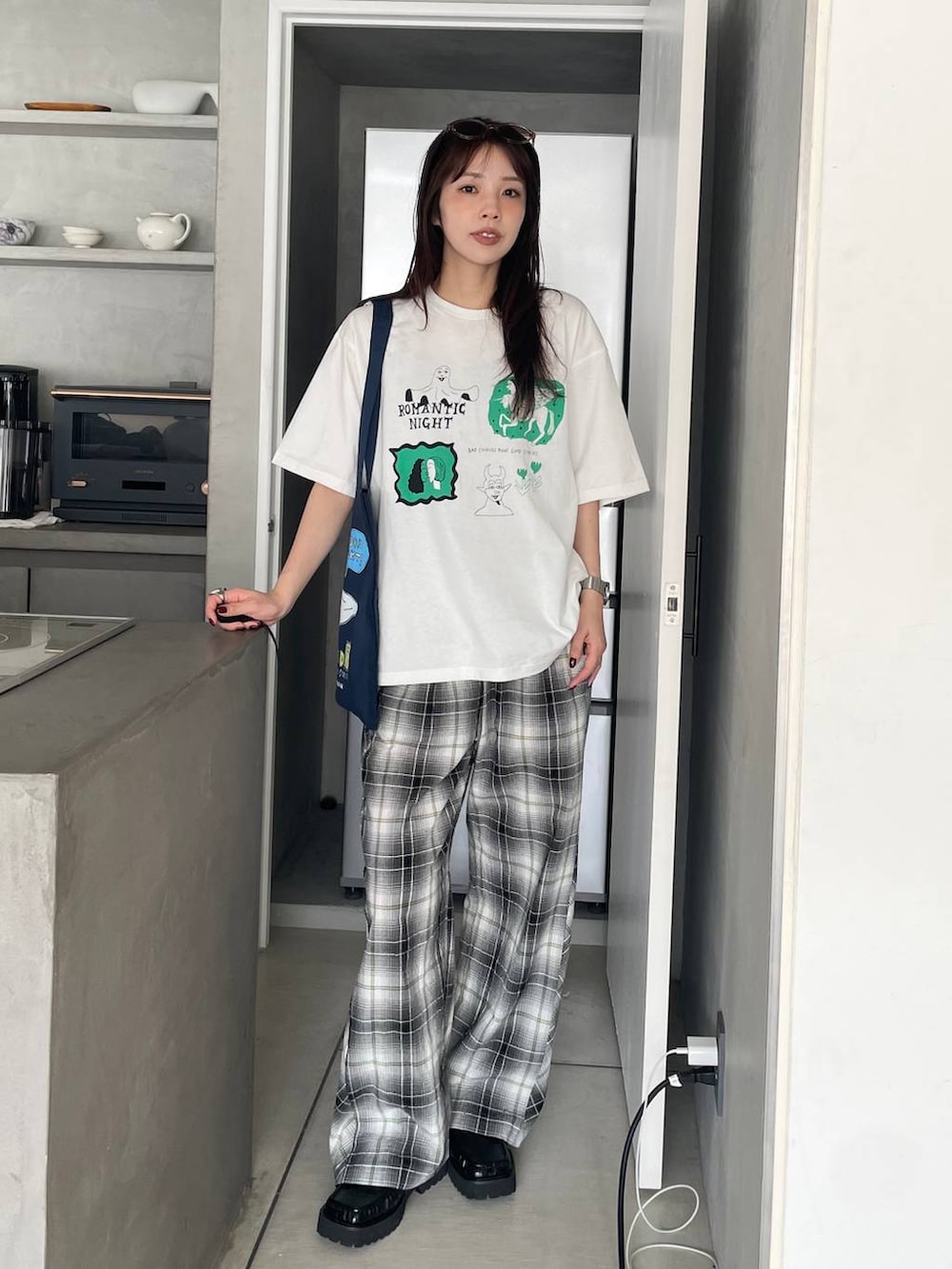 ブラック系のローファー、ブラック系のその他パンツ、ブラウン系のサングラスを着用したレディースの夏コーディネートの4枚目の写真