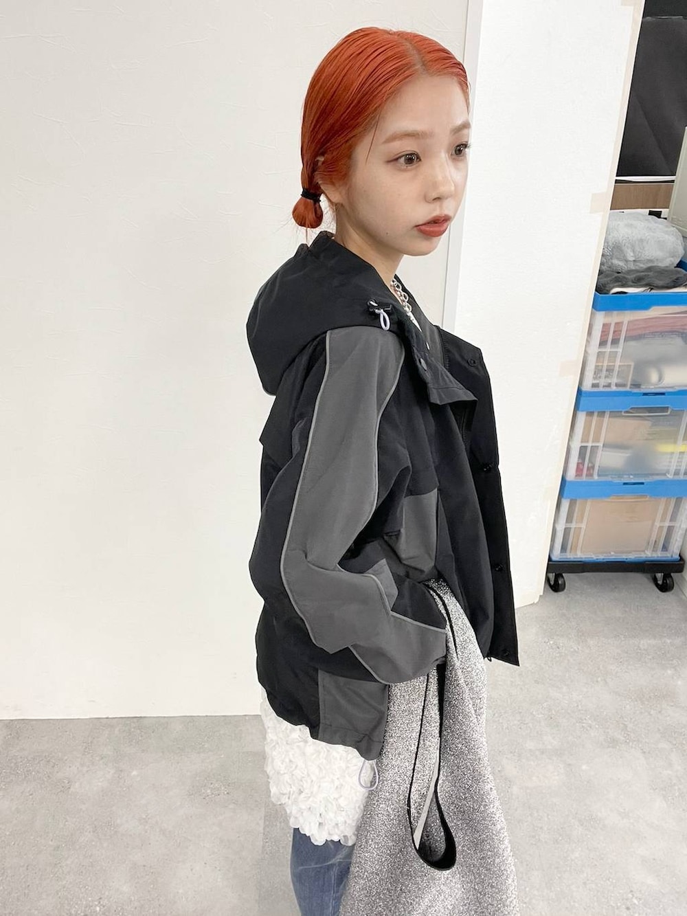 ホワイト系のTシャツ/カットソー、ブルー系のデニムパンツ、シルバー系のトートバッグを着用したレディースの冬コーディネートの3枚目の写真