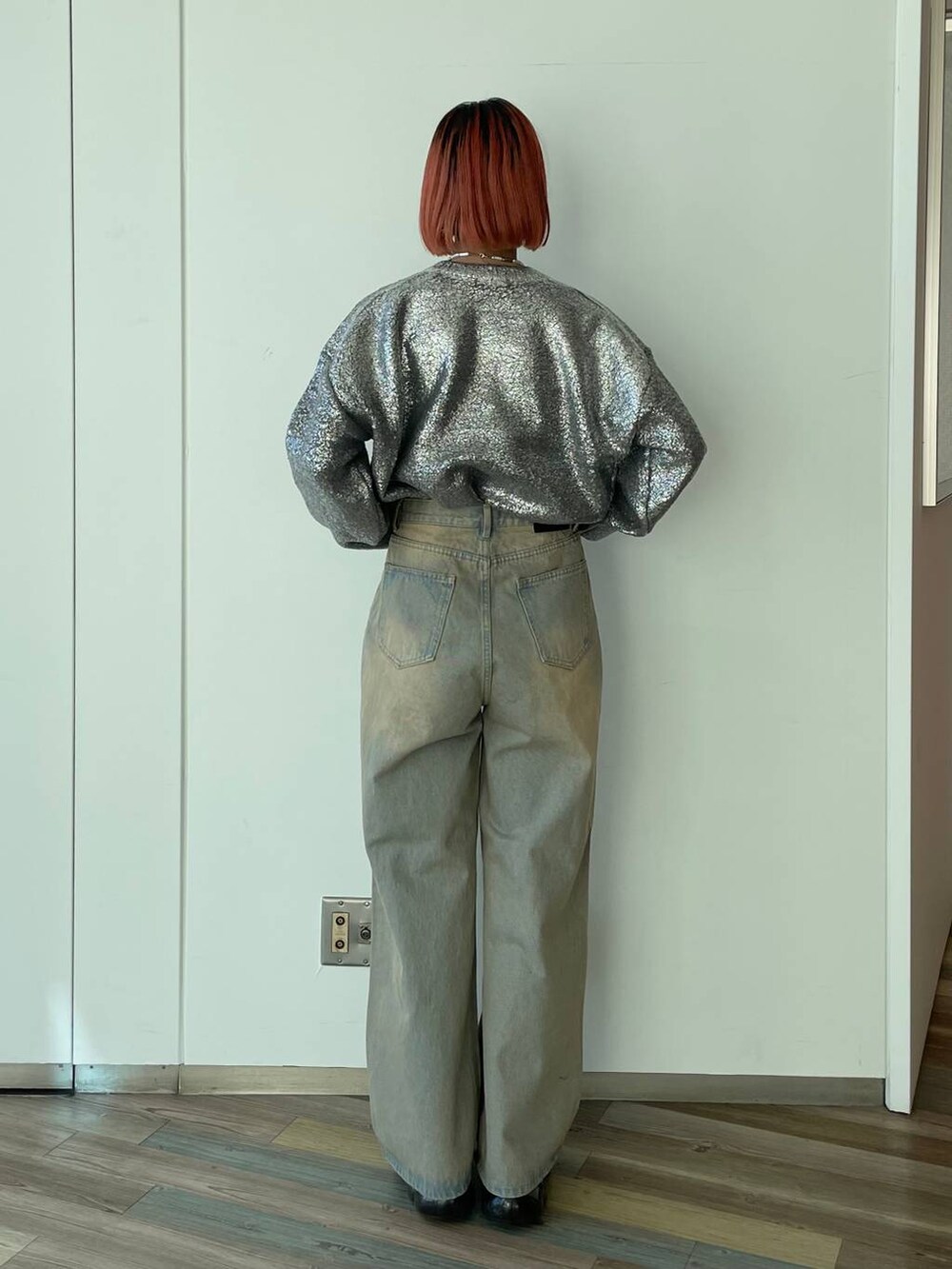 ブルー系のデニムパンツ、グレー系のニット/セーターを着用したレディースの冬コーディネートの3枚目の写真