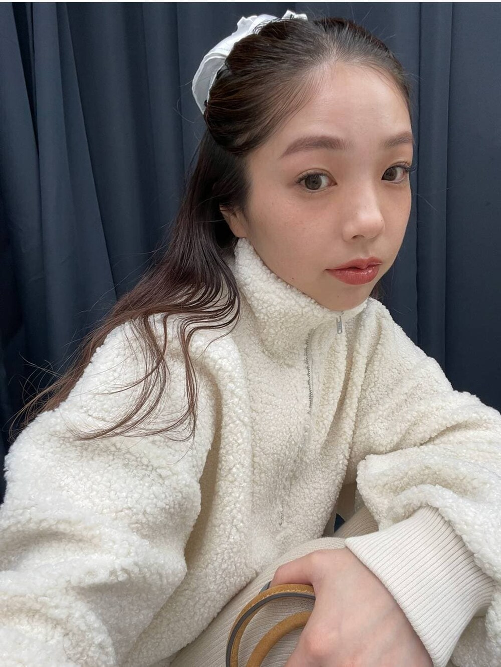 ブラック系のその他シューズ、ブラウン系のその他パンツ、ホワイト系のスウェットを着用したレディースの冬コーディネートの3枚目の写真