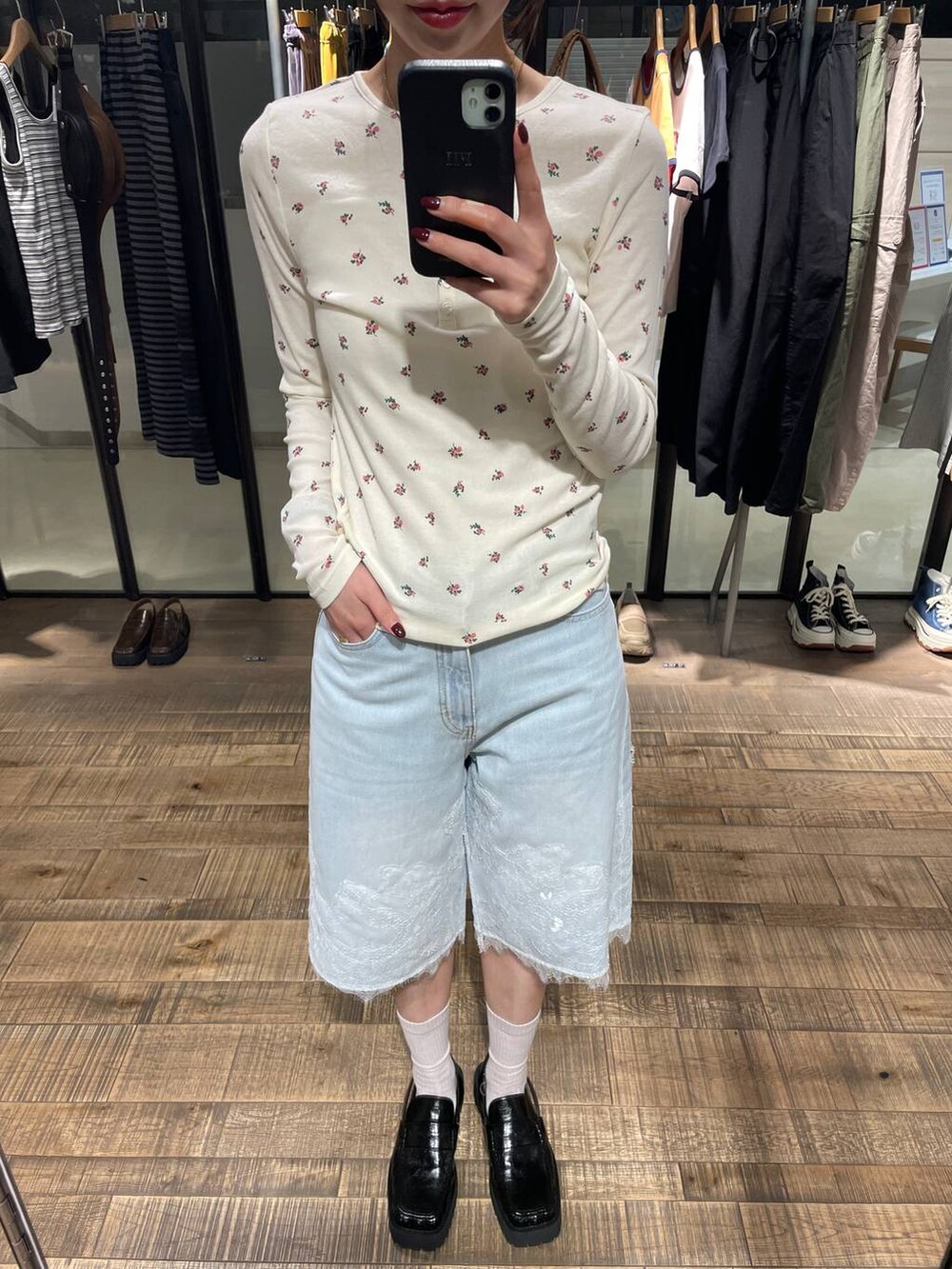ブラック系のローファー、ベージュ系のTシャツ/カットソーを着用したレディースの夏コーディネートの2枚目の写真