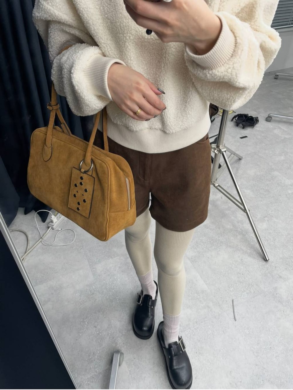 ブラック系のその他シューズ、ブラウン系のその他パンツ、ホワイト系のスウェットを着用したレディースの冬コーディネートの5枚目の写真