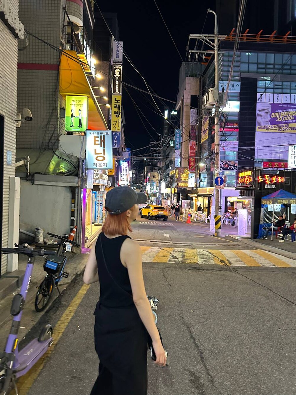 ブラック系のタンクトップ、ブラック系のキャップを着用したレディースの夏コーディネートの3枚目の写真