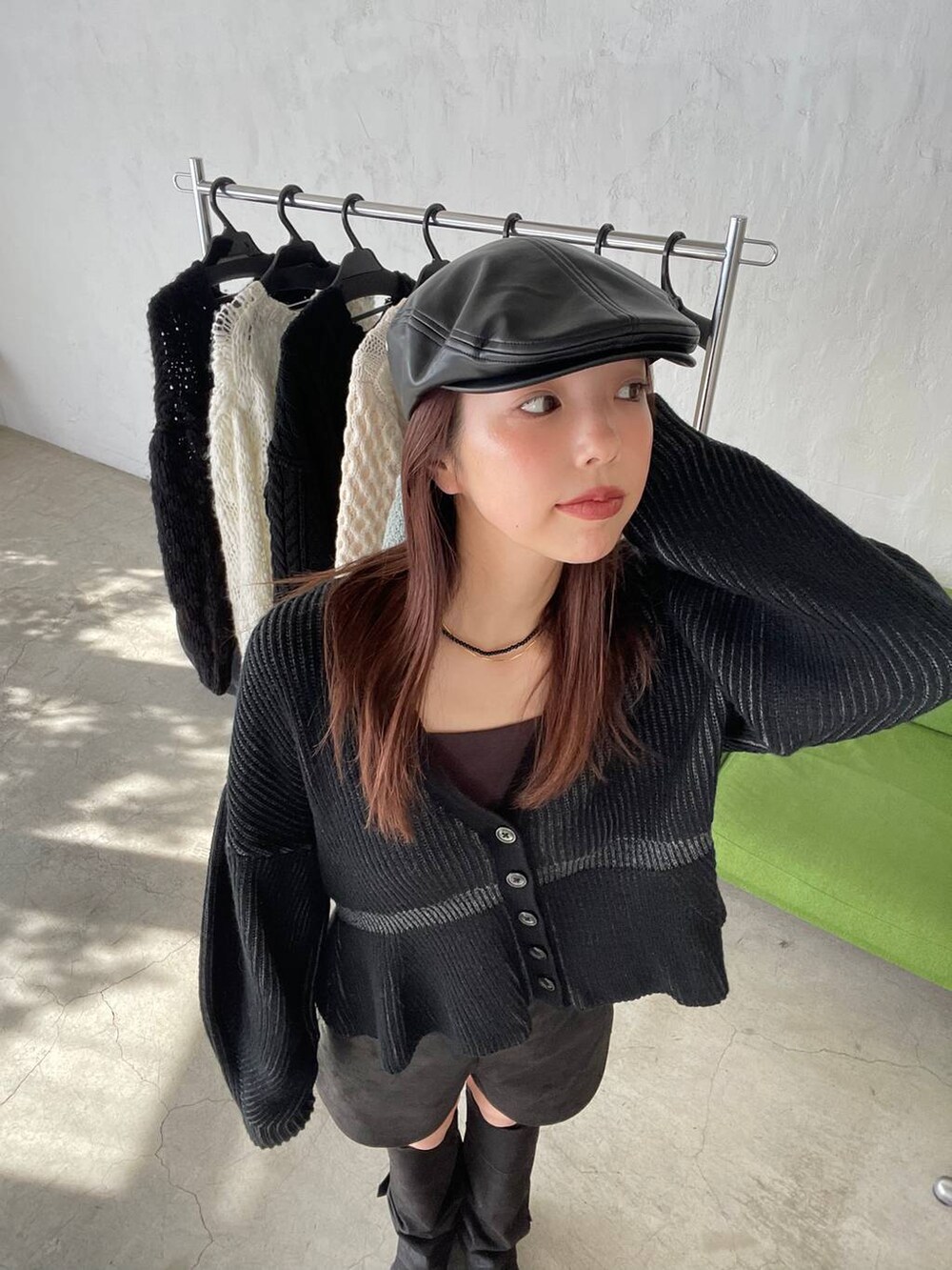 ブラウン系のキャミソール、ブラック系のカーディガン/ボレロ、ブラック系のその他パンツを着用したレディースの秋コーディネートの2枚目の写真