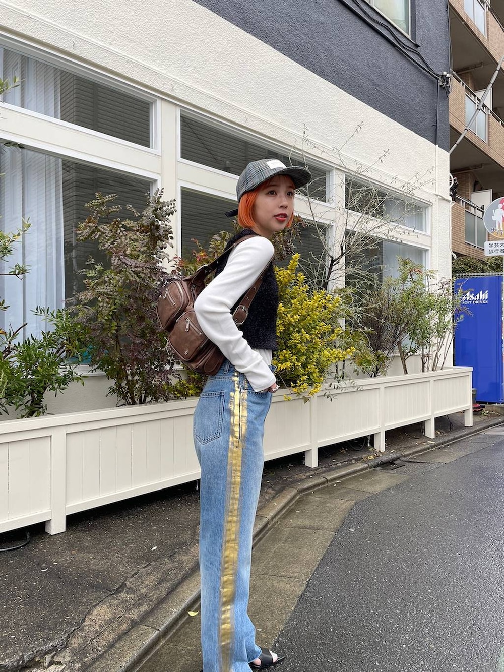 ブラック系のサンダル、ブラック系のベストを着用したレディースの春コーディネートの2枚目の写真