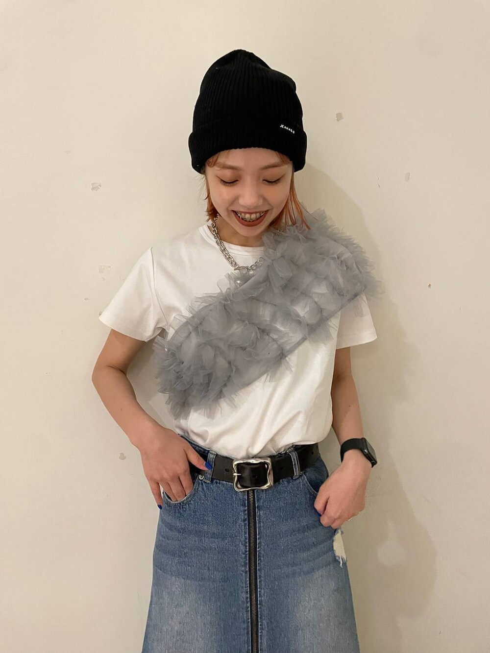 ブルー系のスカート、グレー系のTシャツ/カットソー、シルバー系のネックレスを着用したレディースの夏コーディネートの4枚目の写真