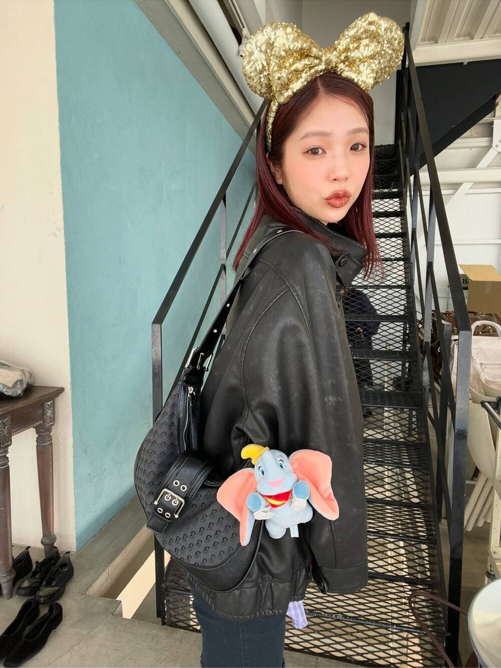 ブラック系のローファー、ブラック系のショルダーバッグ、ブラック系のライダースジャケットを着用したレディースの冬コーディネートの4枚目の写真