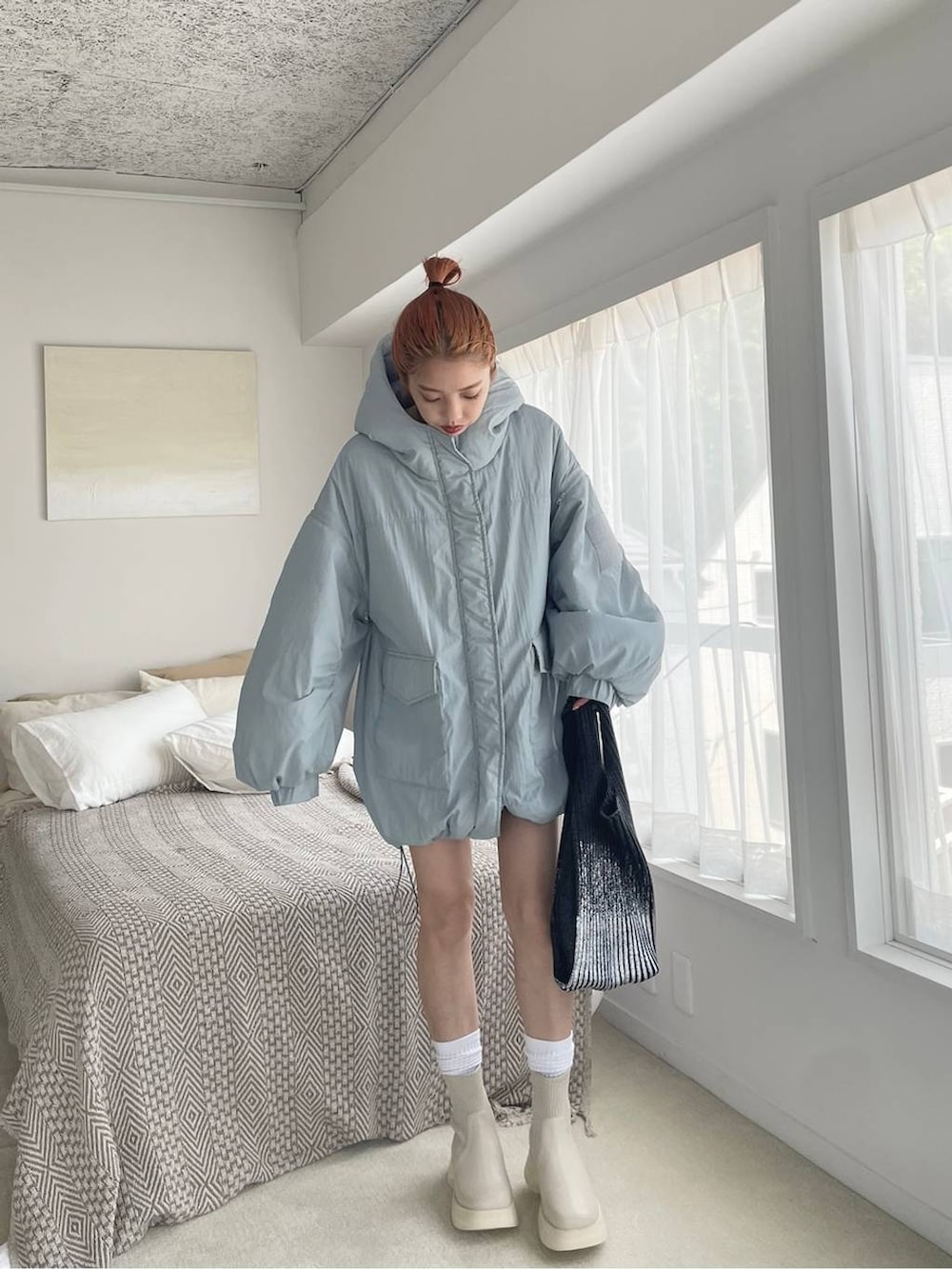 ホワイト系のパンプス、ブラック系のトートバッグ、ブラック系のその他パンツを着用したレディースの秋コーディネートの3枚目の写真