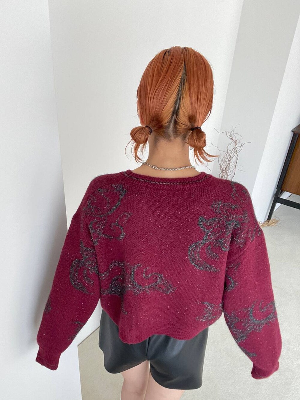 ブラック系のその他パンツ、レッド系のニット/セーターを着用したレディースの夏コーディネートの2枚目の写真