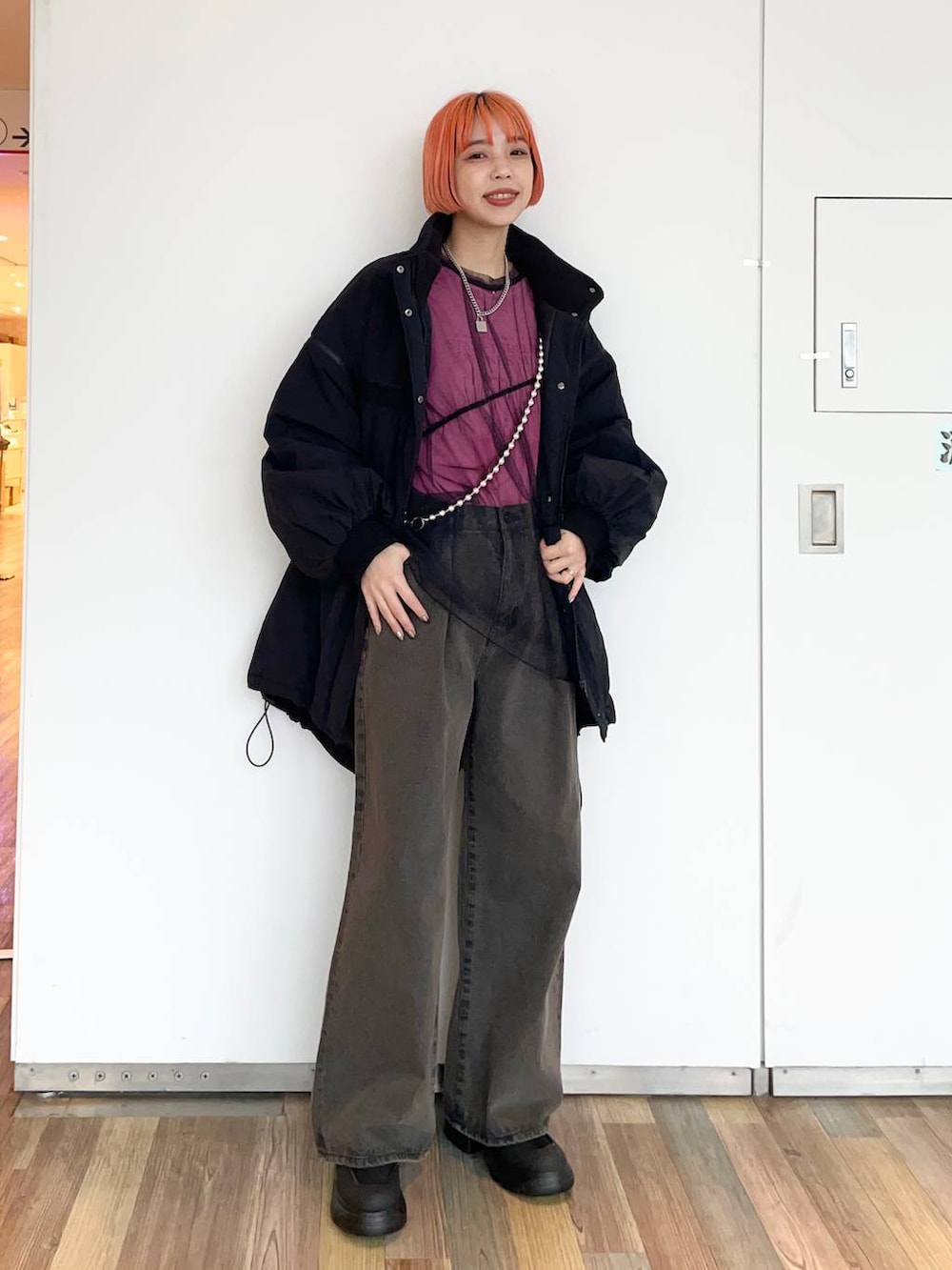 ピンク系のTシャツ/カットソー、ブラック系のTシャツ/カットソー、グレー系のデニムパンツを着用したレディースの冬コーディネートの2枚目の写真