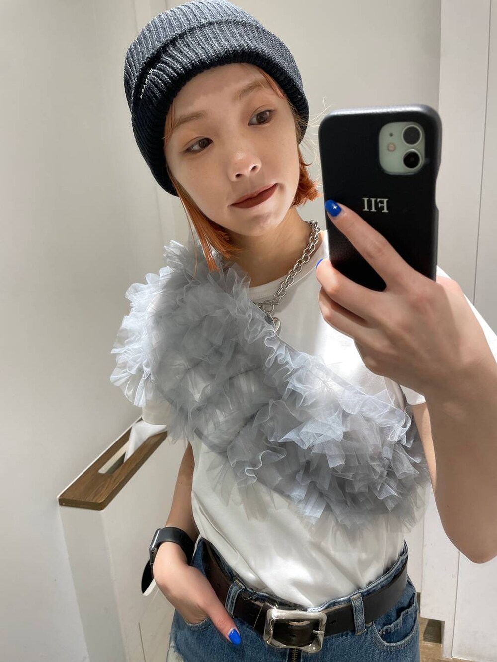 ブルー系のスカート、グレー系のTシャツ/カットソー、シルバー系のネックレスを着用したレディースの夏コーディネートの6枚目の写真