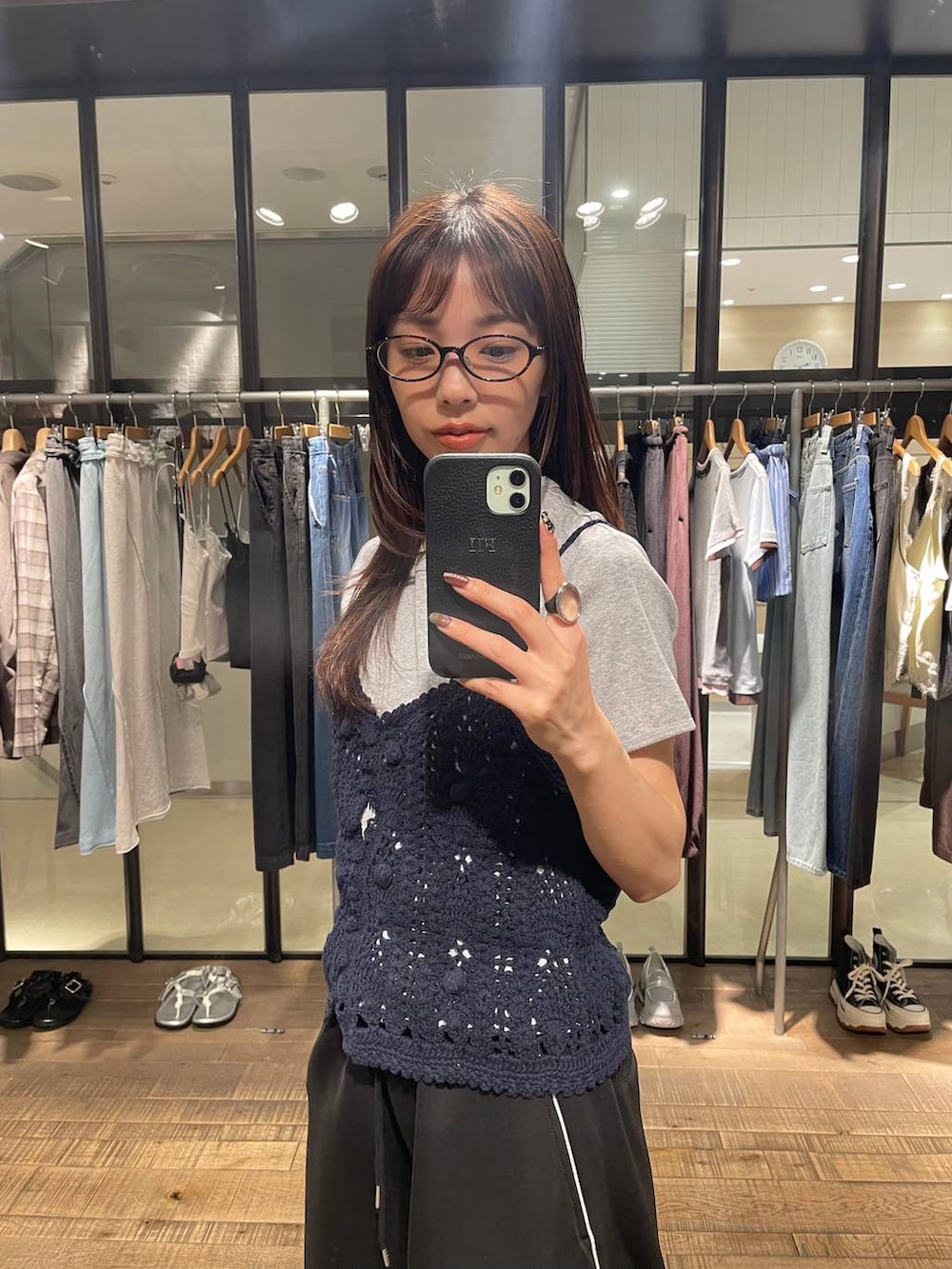 ブラック系のローファー、ブルー系のキャミソール、グレー系のTシャツ/カットソーを着用したレディースの夏コーディネートの2枚目の写真