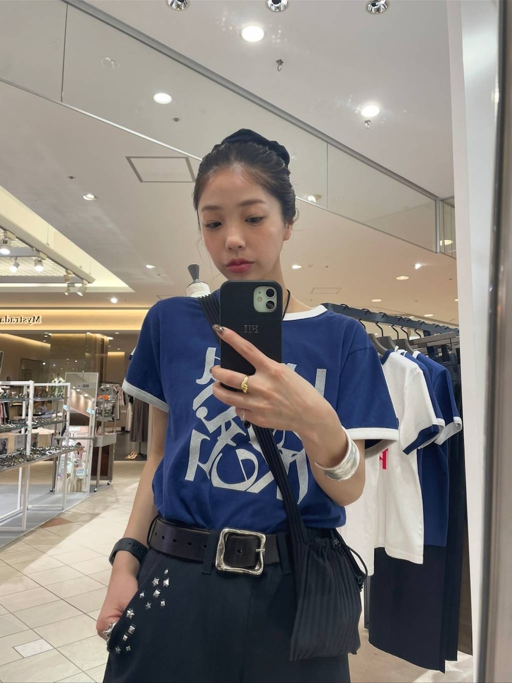 ブラック系のサンダルを着用したレディースの夏コーディネートの2枚目の写真